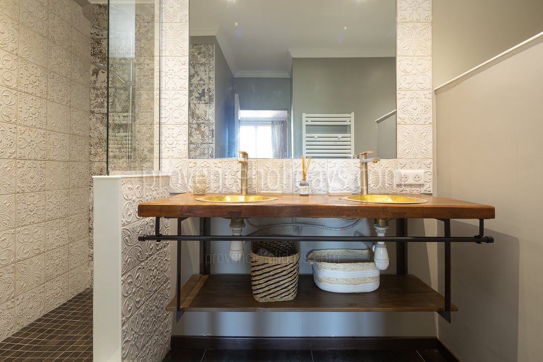 21 - Le Mas d\'Orgon: Villa: Bathroom