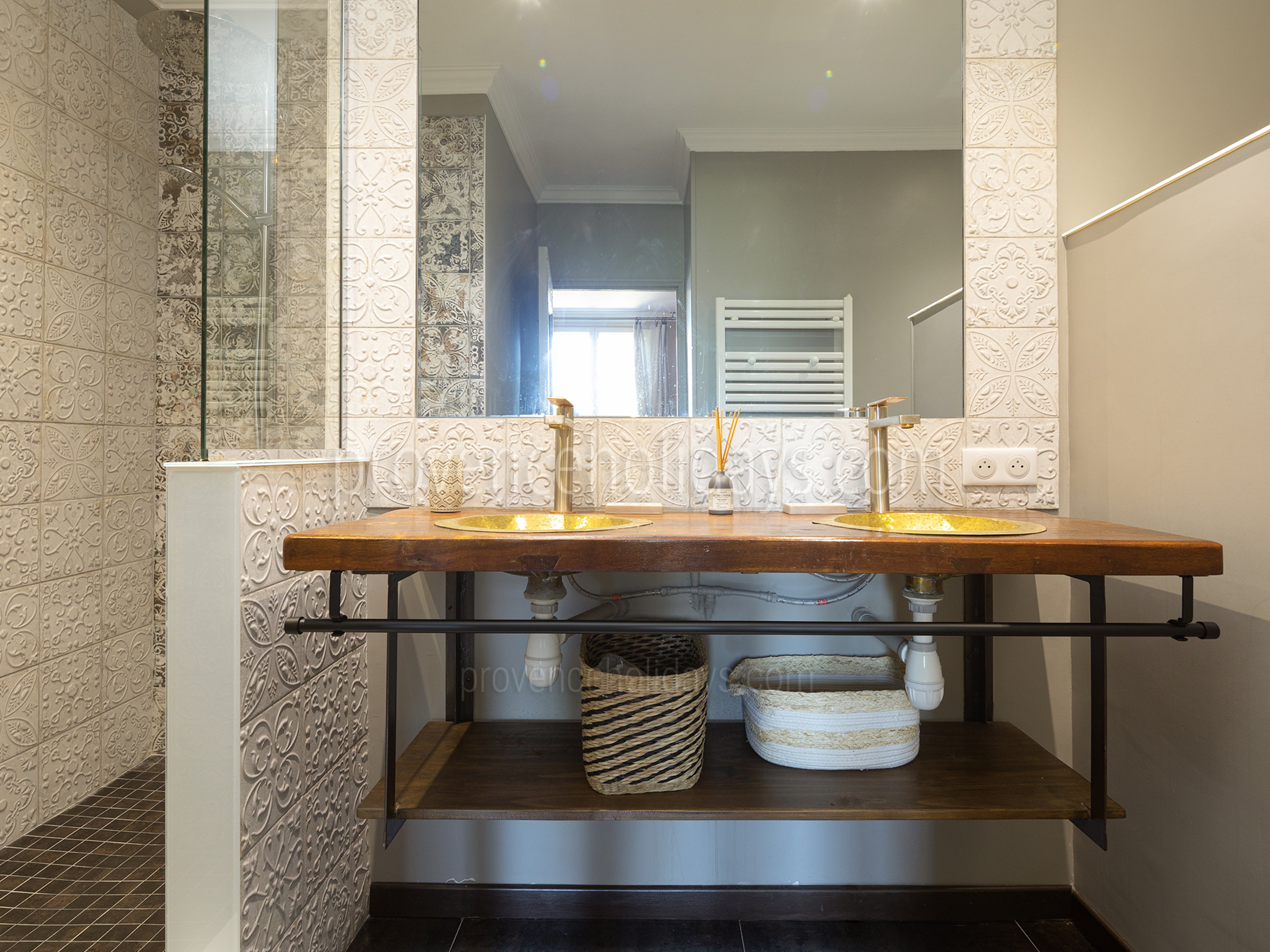 21 - Le Mas d\'Orgon: Villa: Bathroom