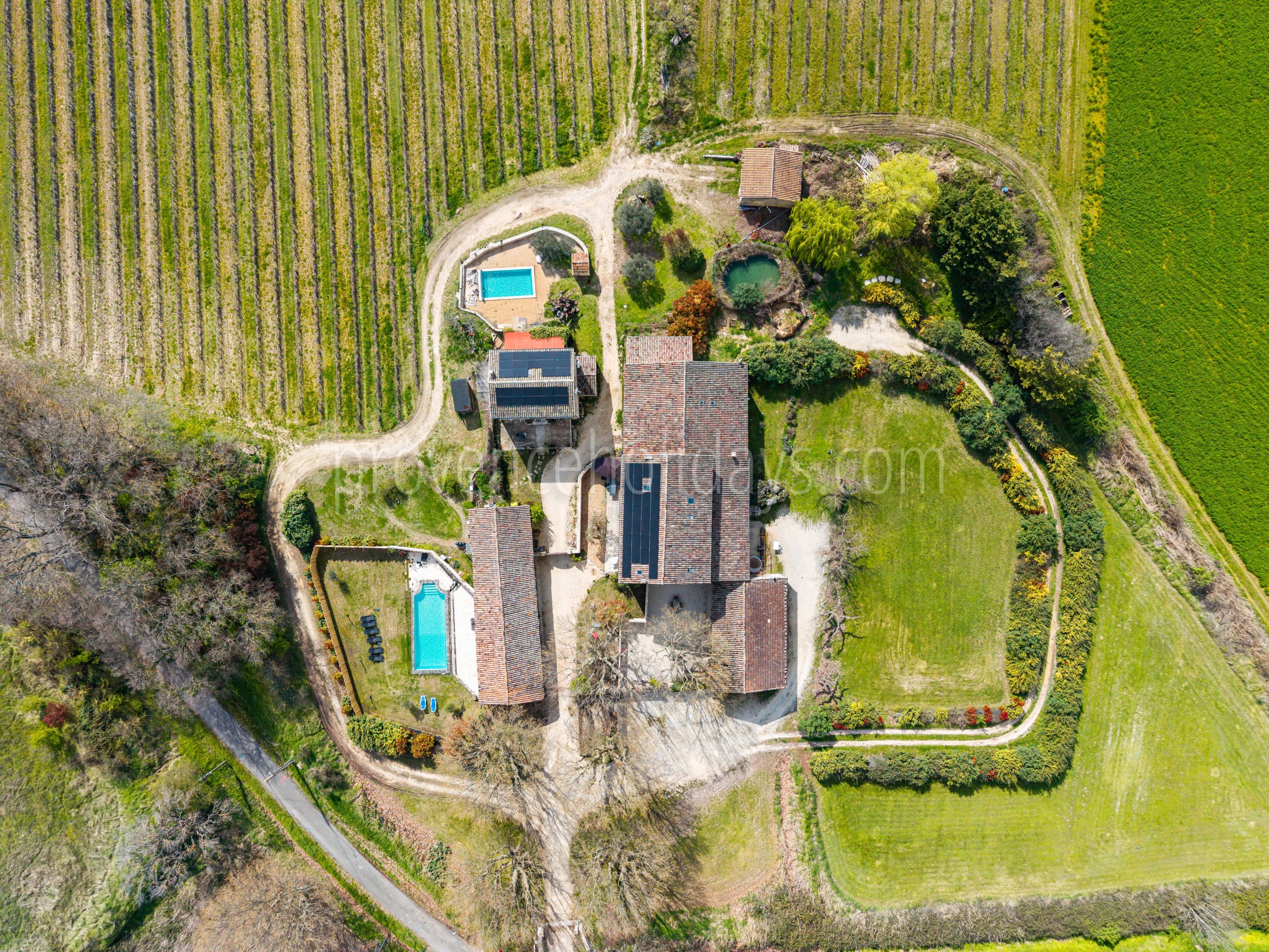 9 - Mas with pool in Bonnieux: Villa: Exterior
