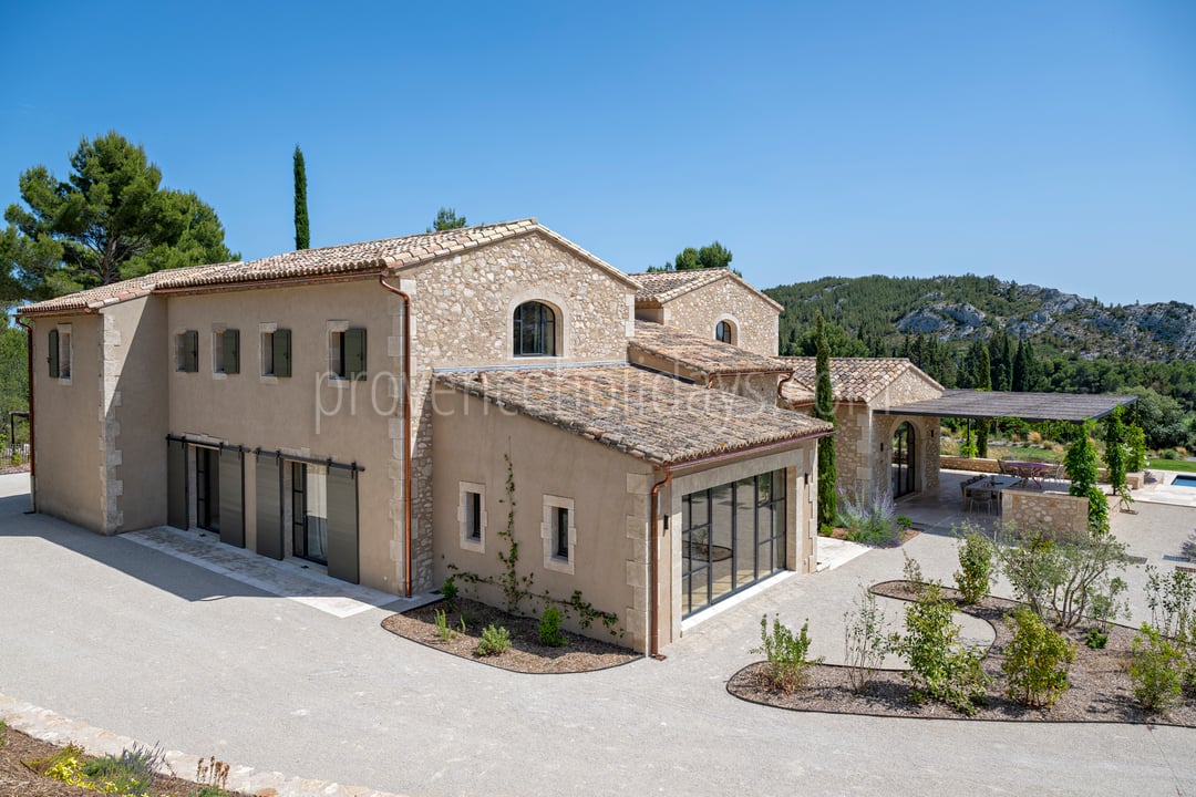 177 - Le Loup des Alpilles: Villa: Exterior