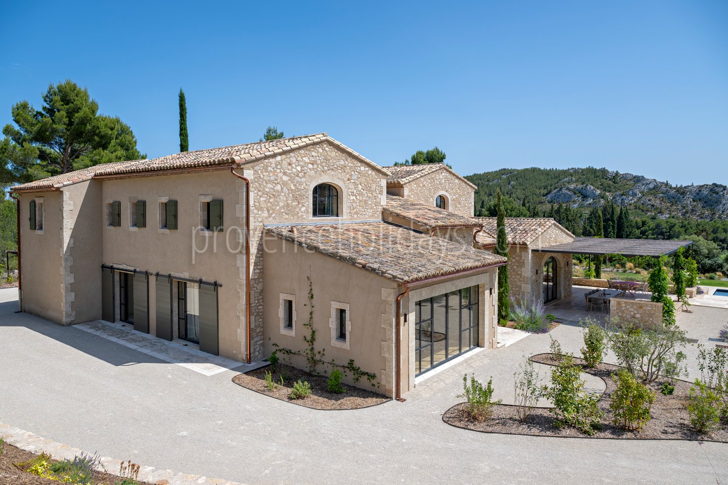 177 - Le Loup des Alpilles: Villa: Exterior