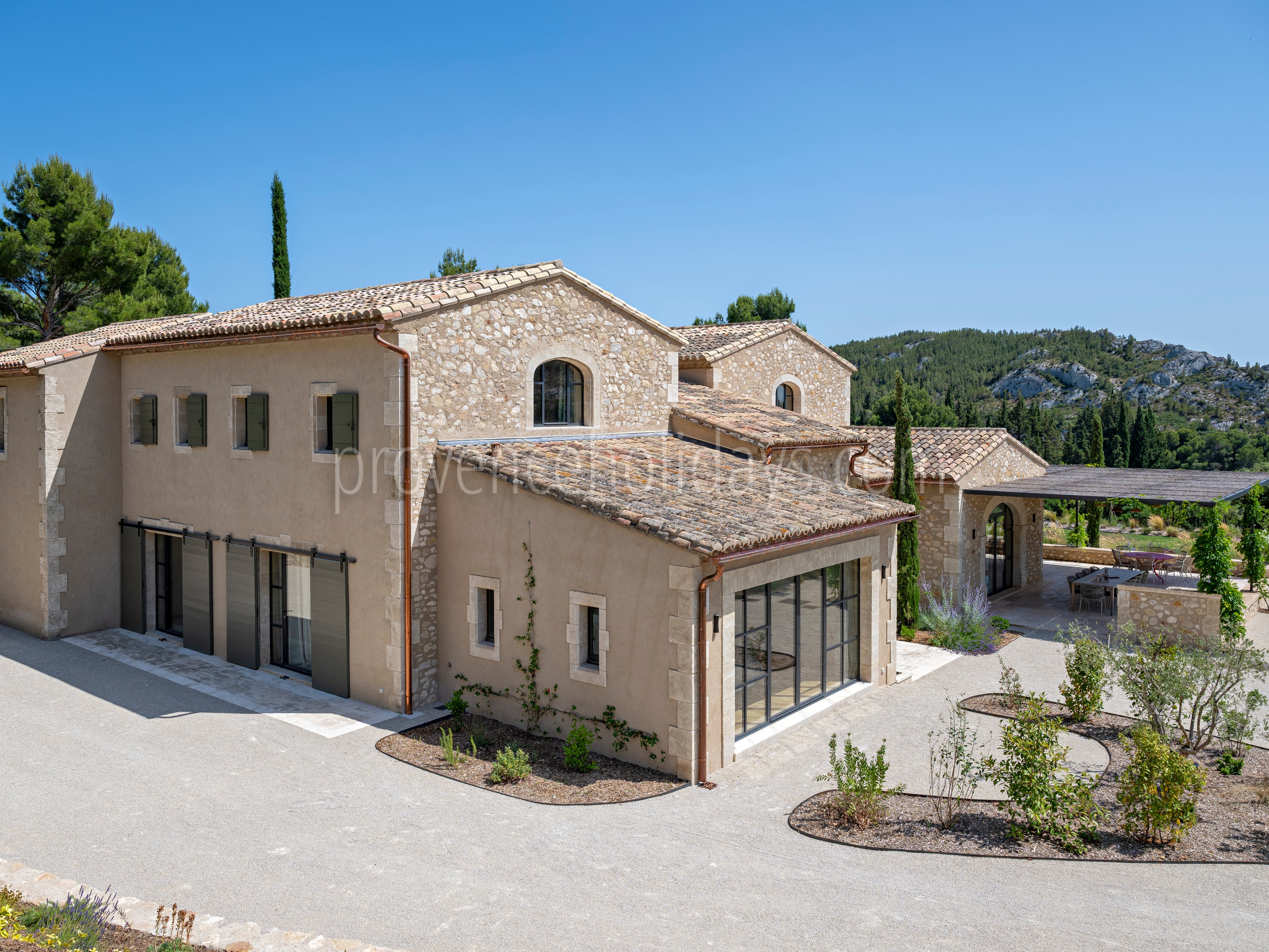 177 - Le Loup des Alpilles: Villa: Exterior