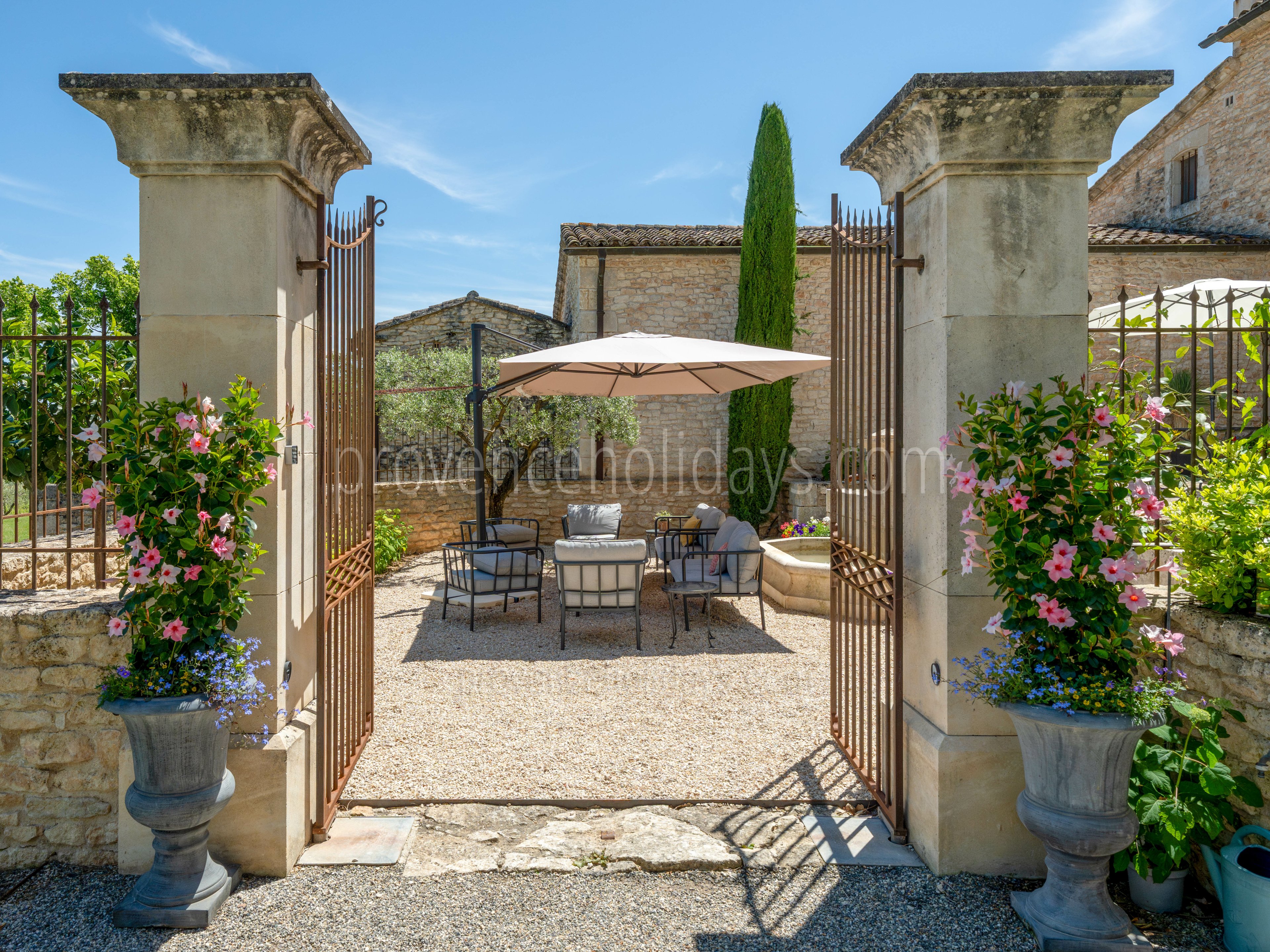 18 - Le Mas de Goult (24): Villa: Exterior