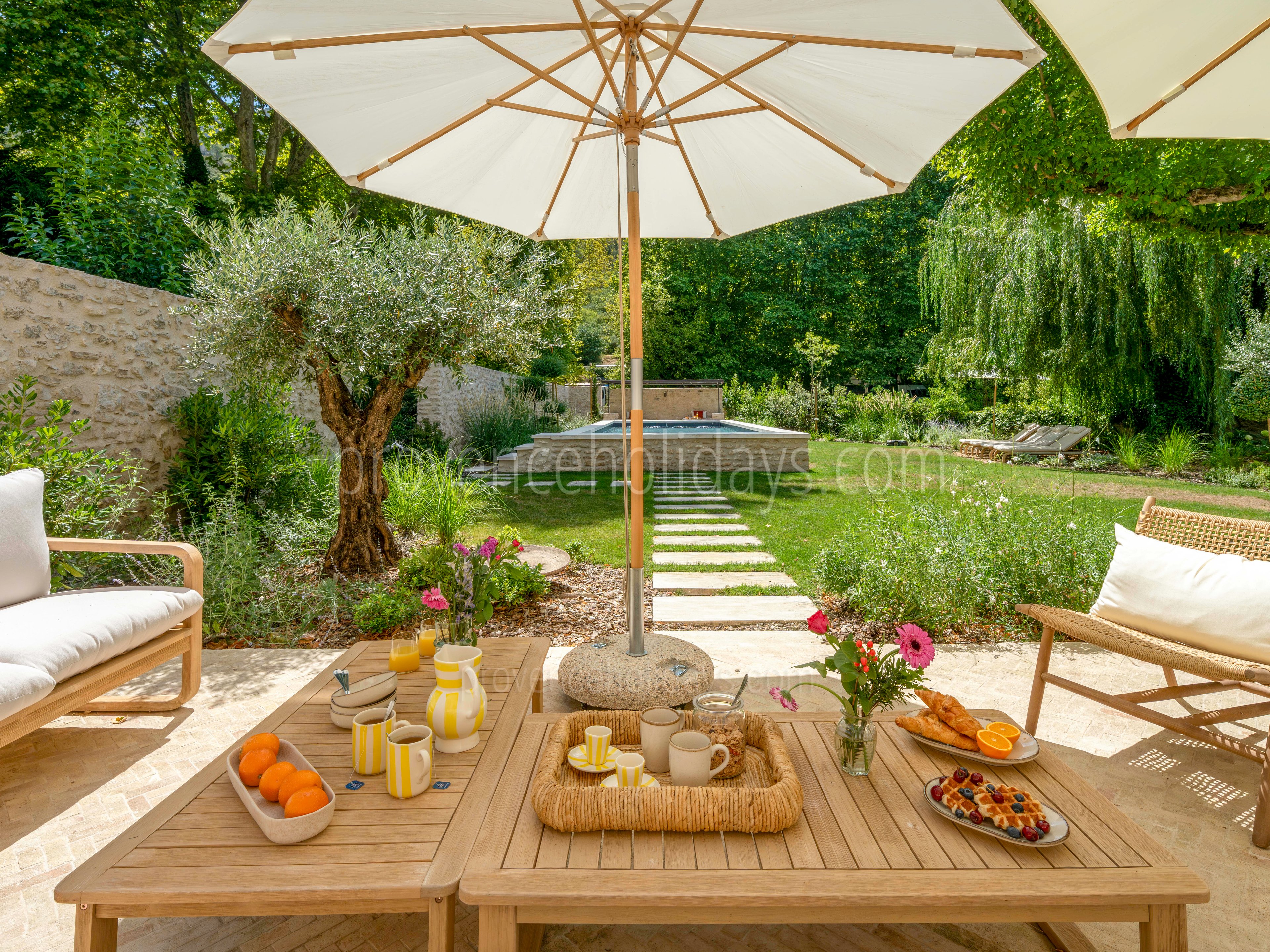 19 - Domaine de la Sorgue: Villa: Exterior