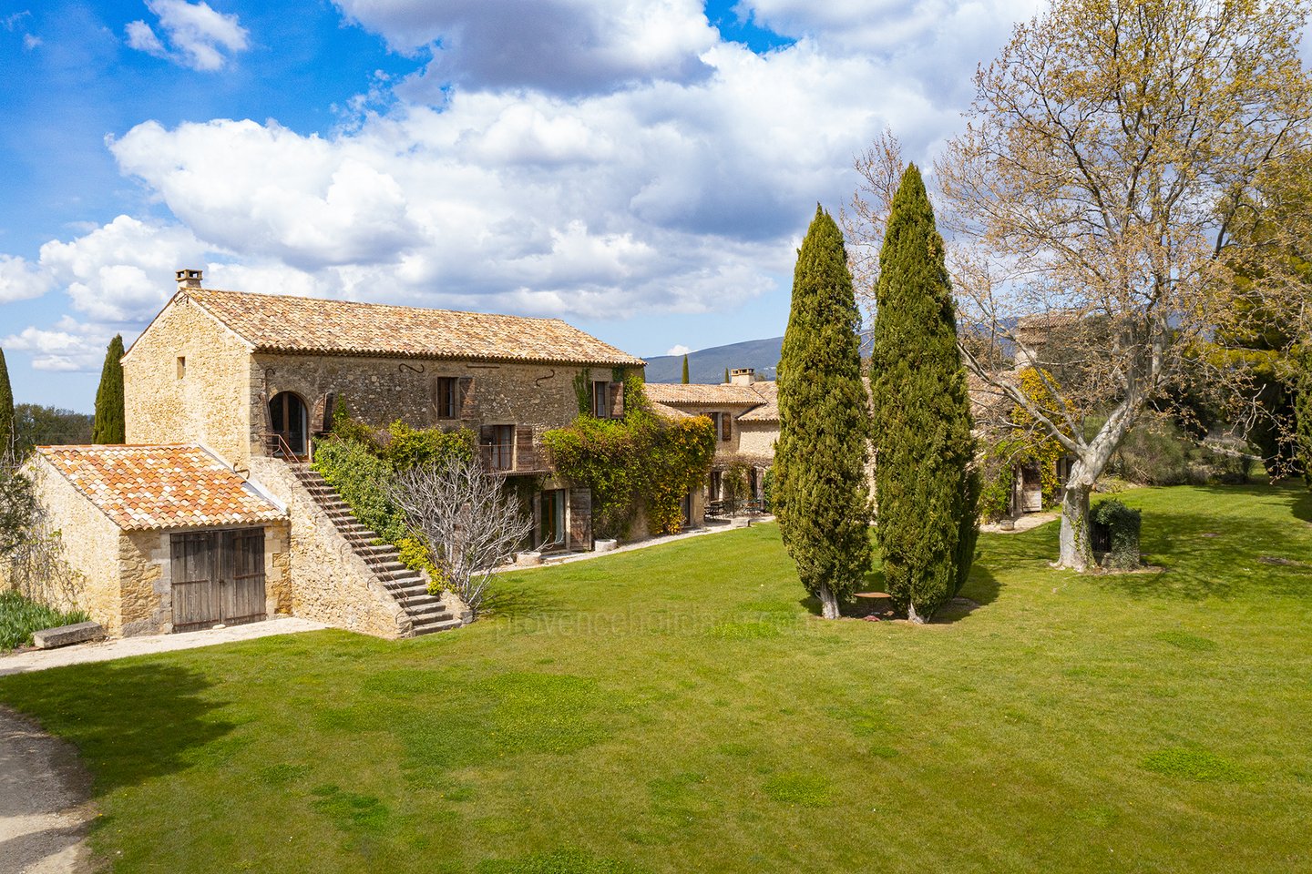 30 - Bastide de Luberon: Villa: Exterior