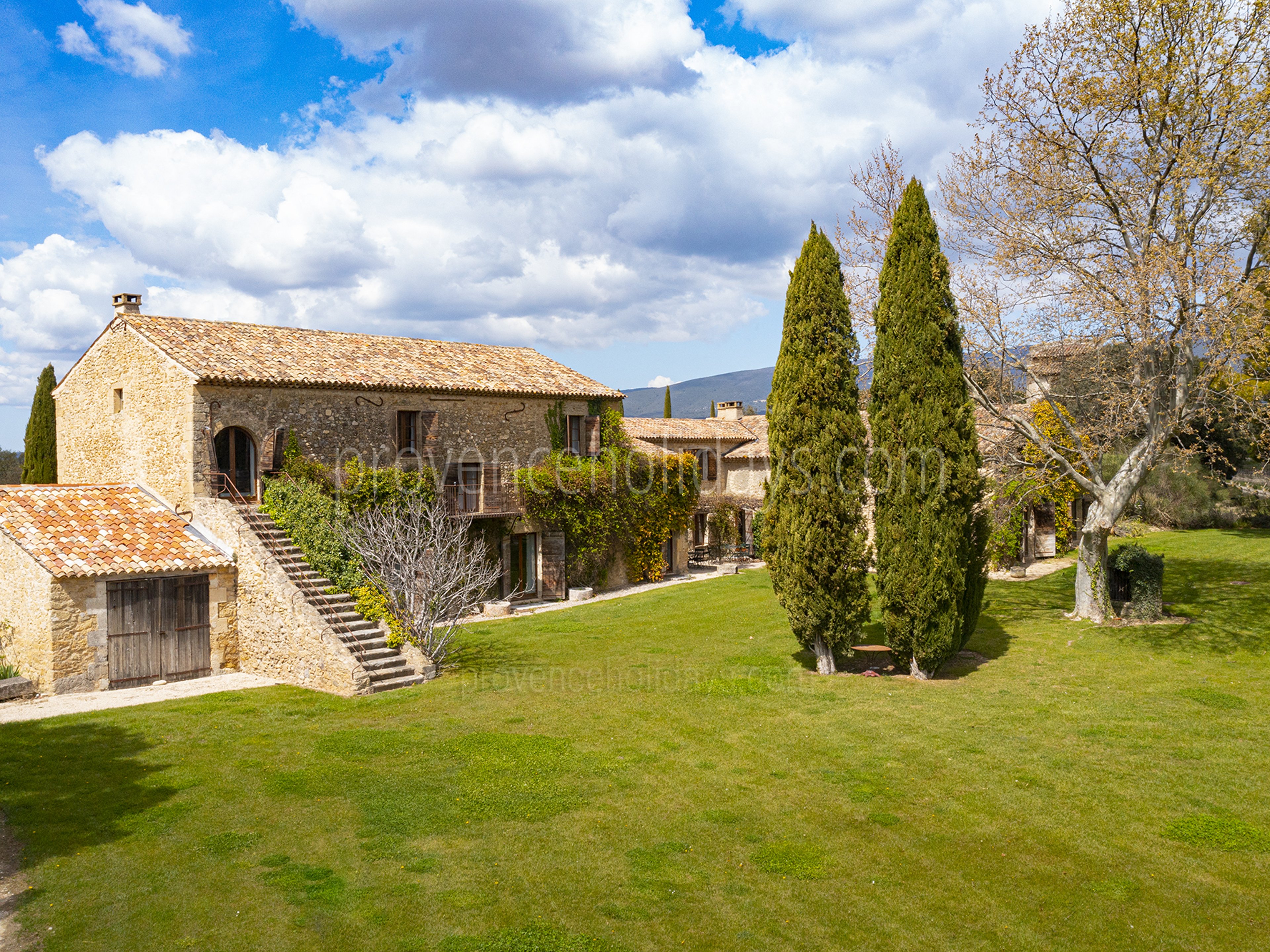 5 - Bastide de Luberon: Villa: Exterior