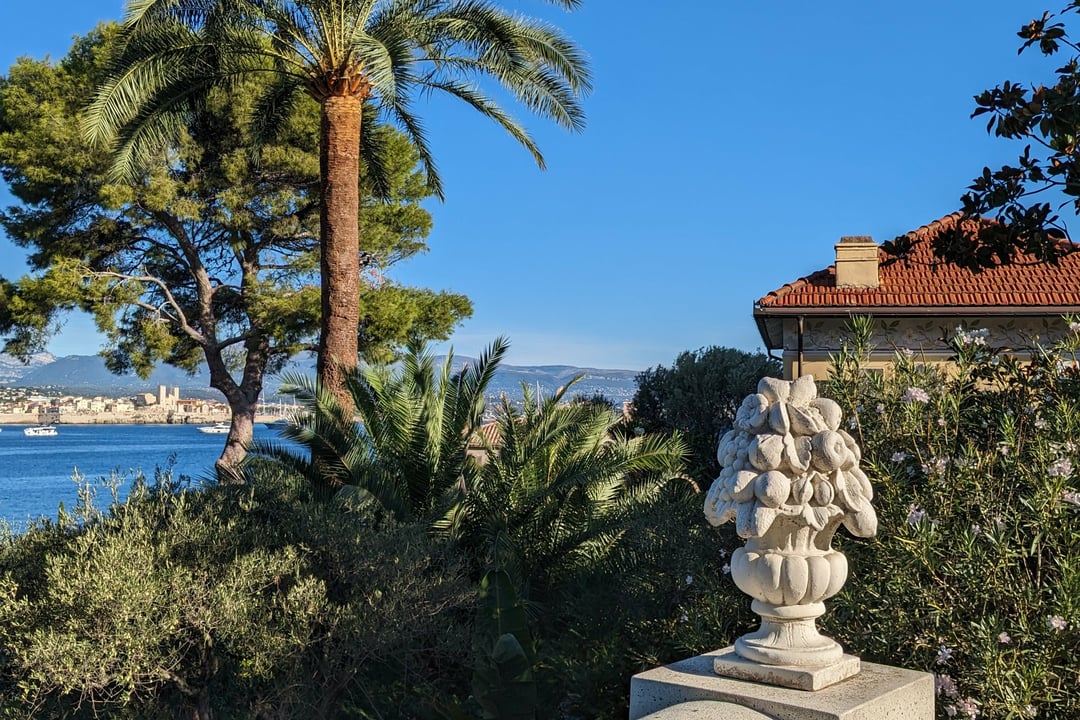 12 - Villa Cap d\'Antibes: Villa: Exterior