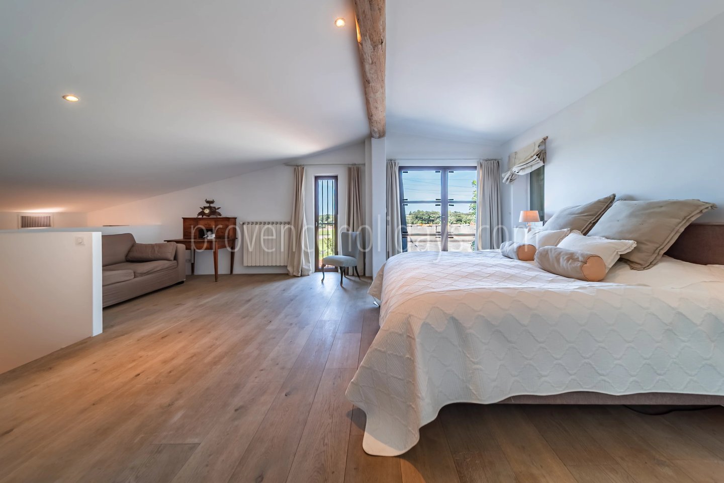 14 - Hameau en pierre à L\'Isle-sur-la-Sorgue: Villa: Bedroom