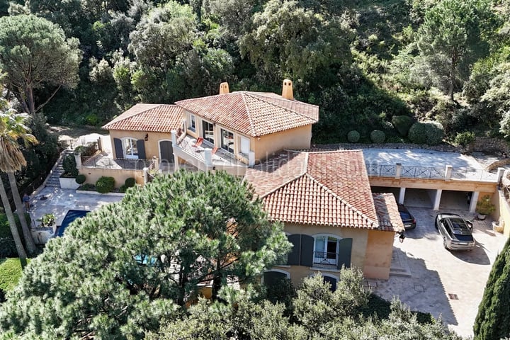 5 - Villa mit Kamin in Cavalaire-sur-Mer: Villa: Exterior