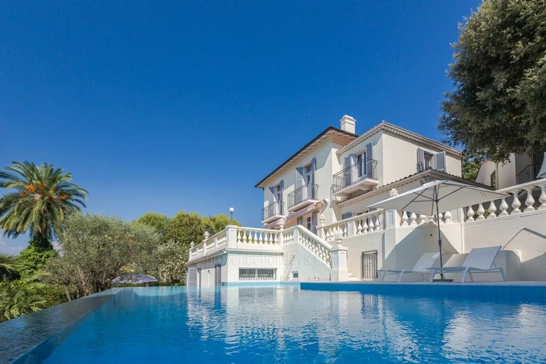 Moderne villa met overloopzwembad aan het strand, in Antibes