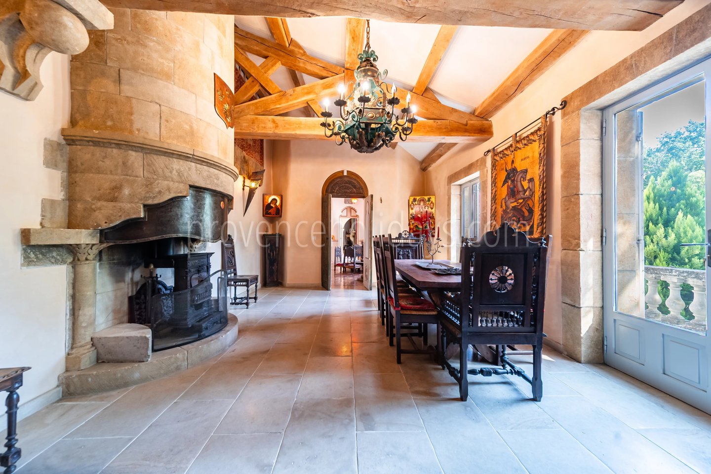 24 - Character estate in Cucuron: Villa: Interior