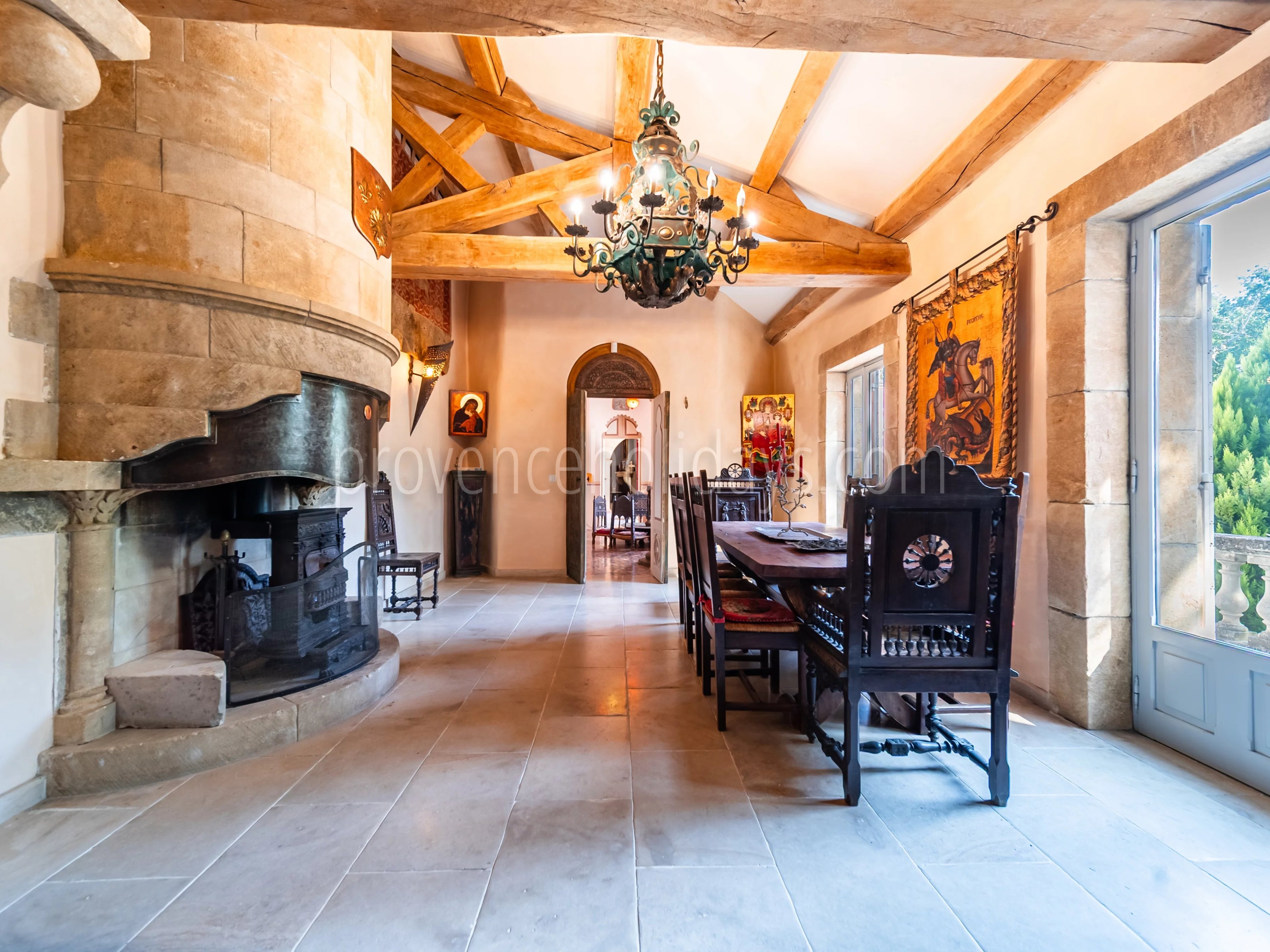 24 - Character estate in Cucuron: Villa: Interior