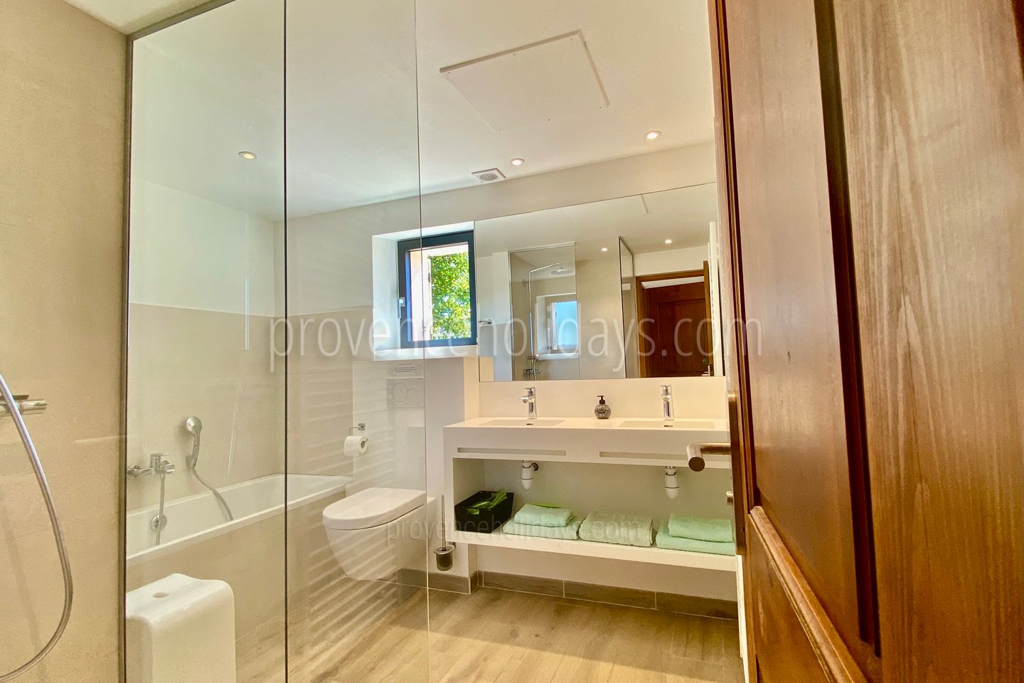 24 - Villa des Lices: Villa: Bathroom