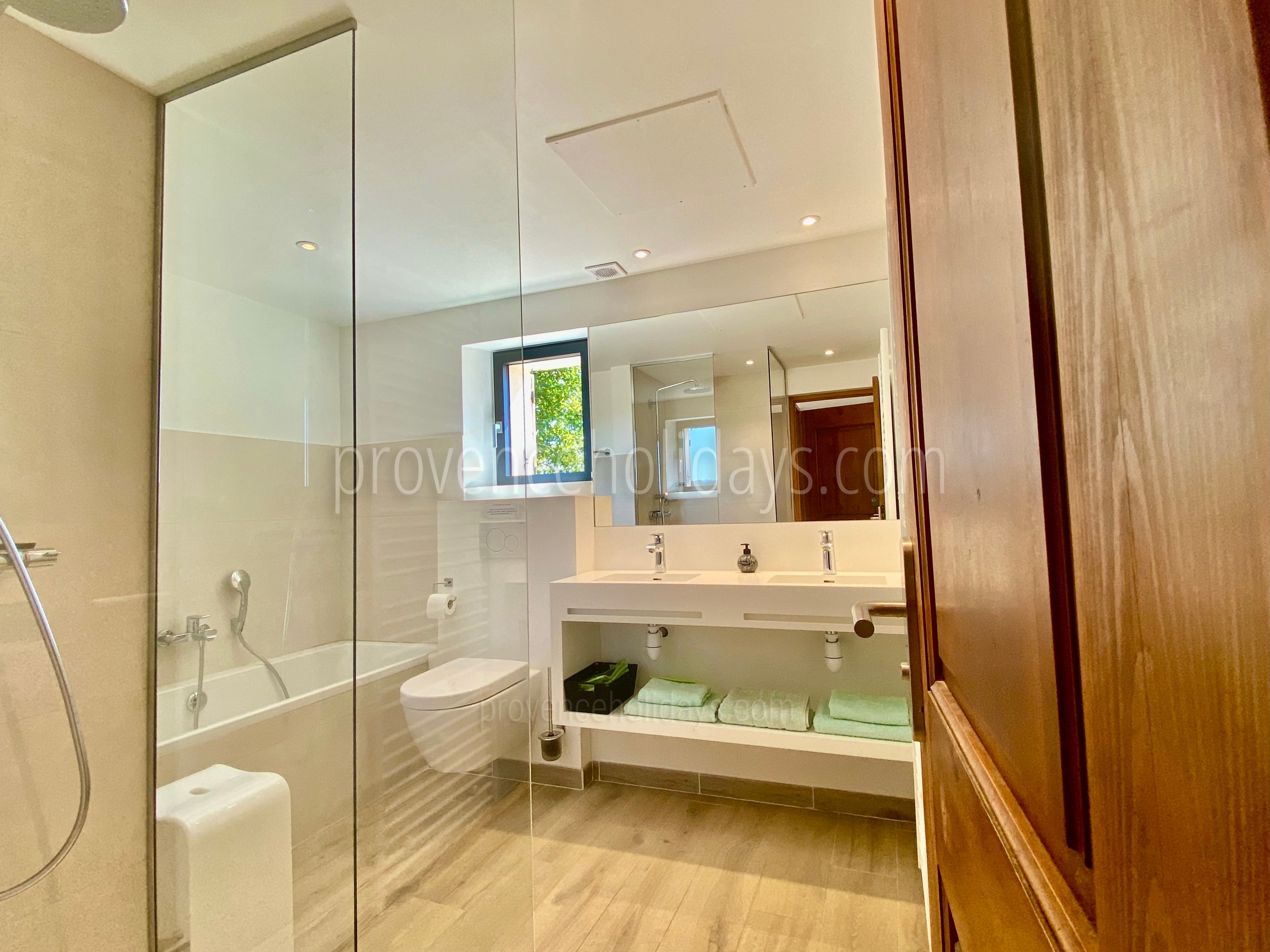 24 - Villa des Lices: Villa: Bathroom