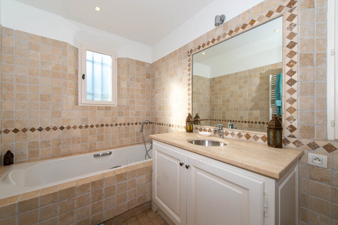 7 - Villa Grimaldi: Villa: Bathroom