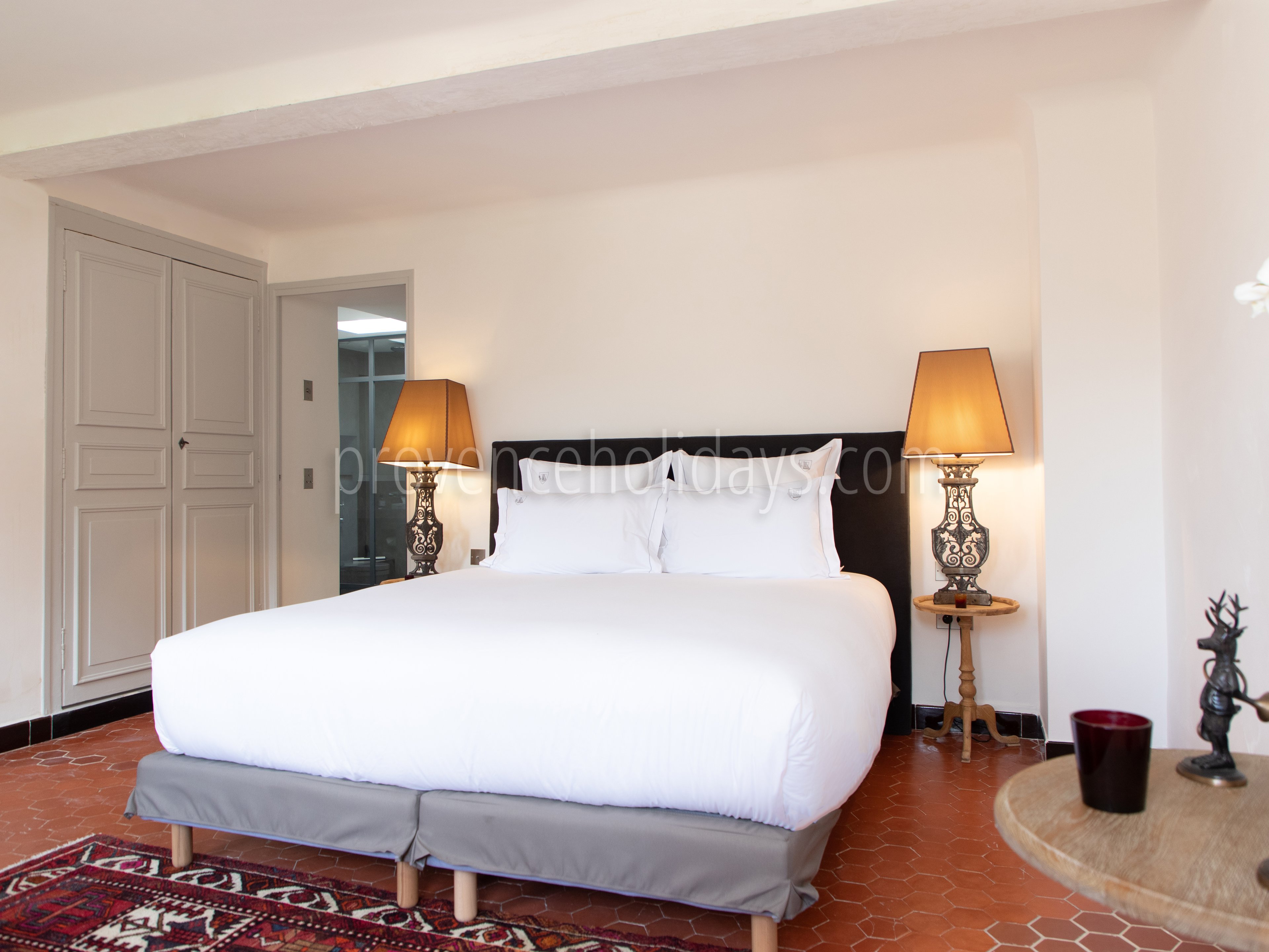 4 - Bastide Queen: Villa: Bedroom