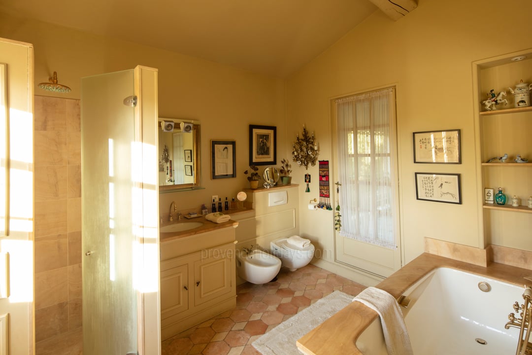 33 - Domaine de Mouriès: Villa: Bathroom
