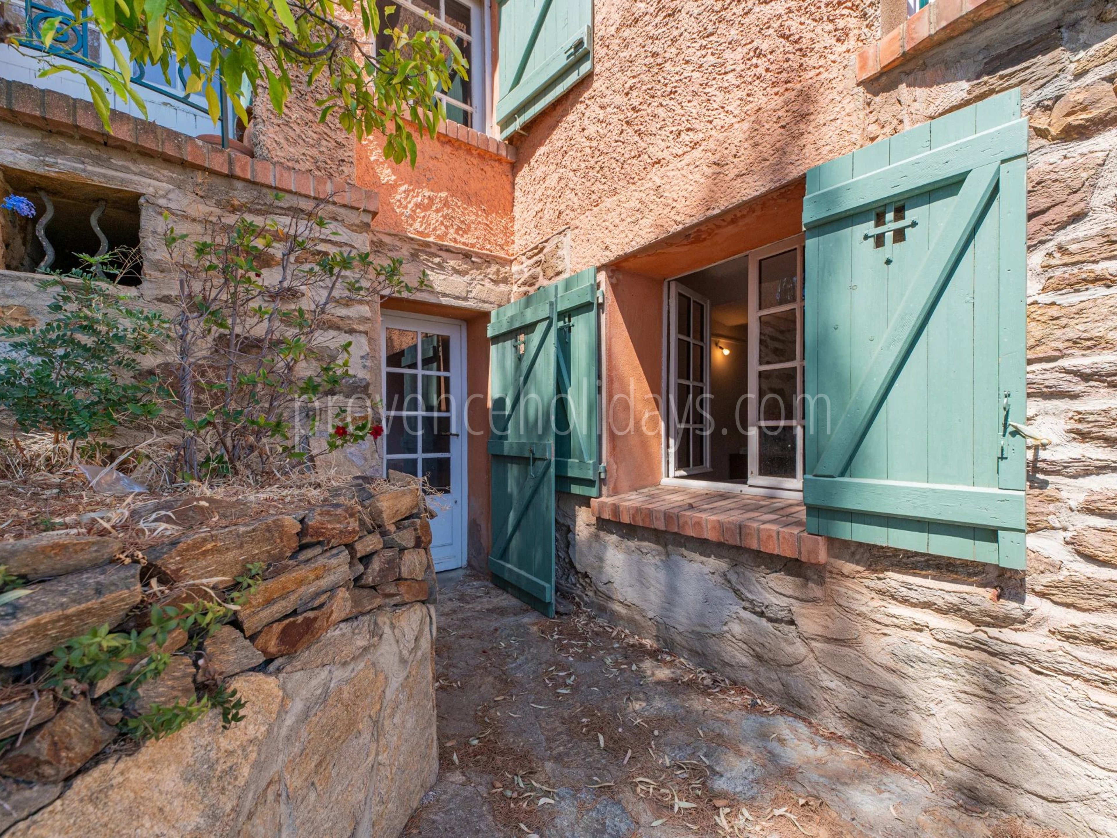 16 - Villa to renovate in Lavandou: Villa: Exterior