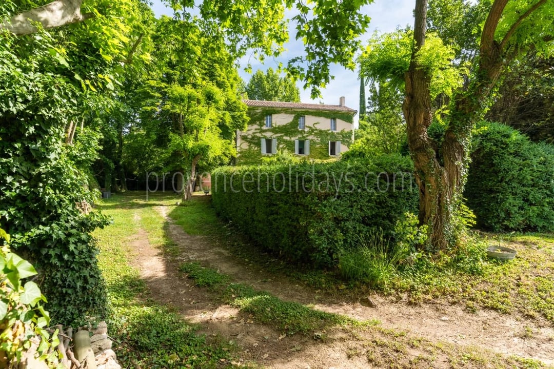 Character bastide with century-old trees in La Tour-d’Aigues