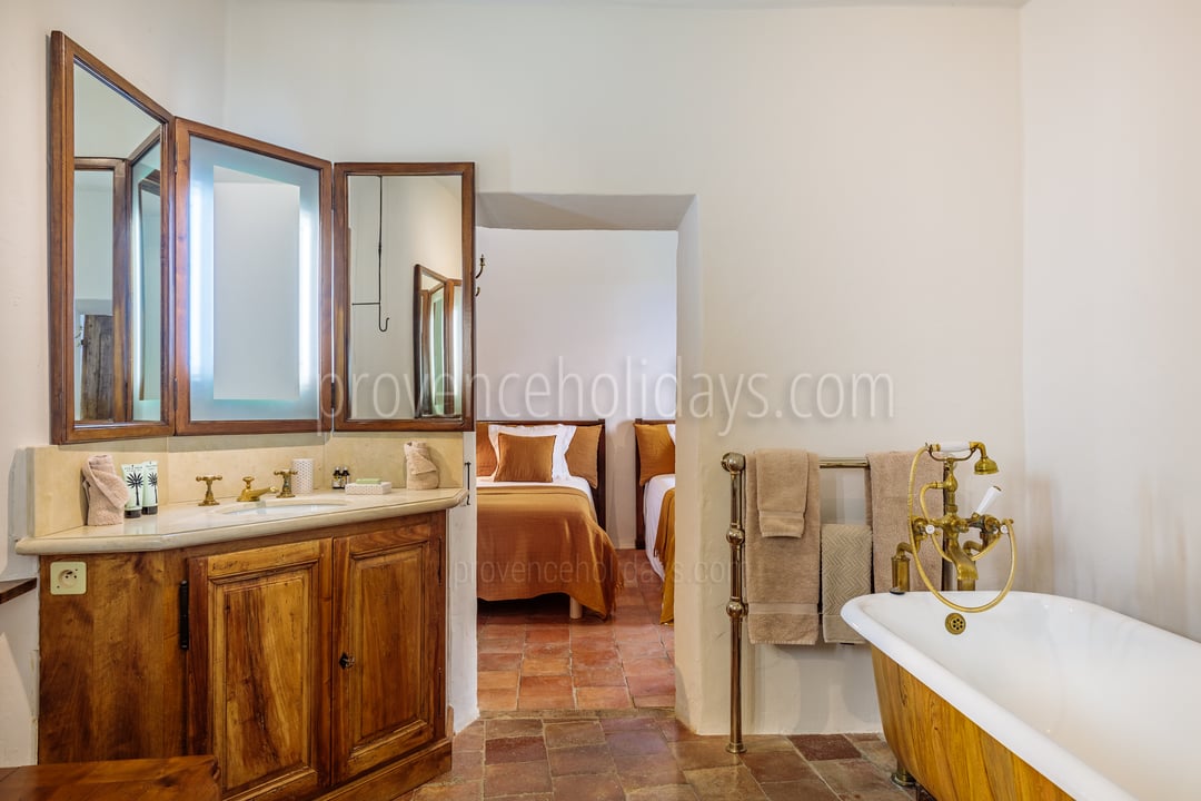 28 - Bastide de Luberon: Villa: Bathroom