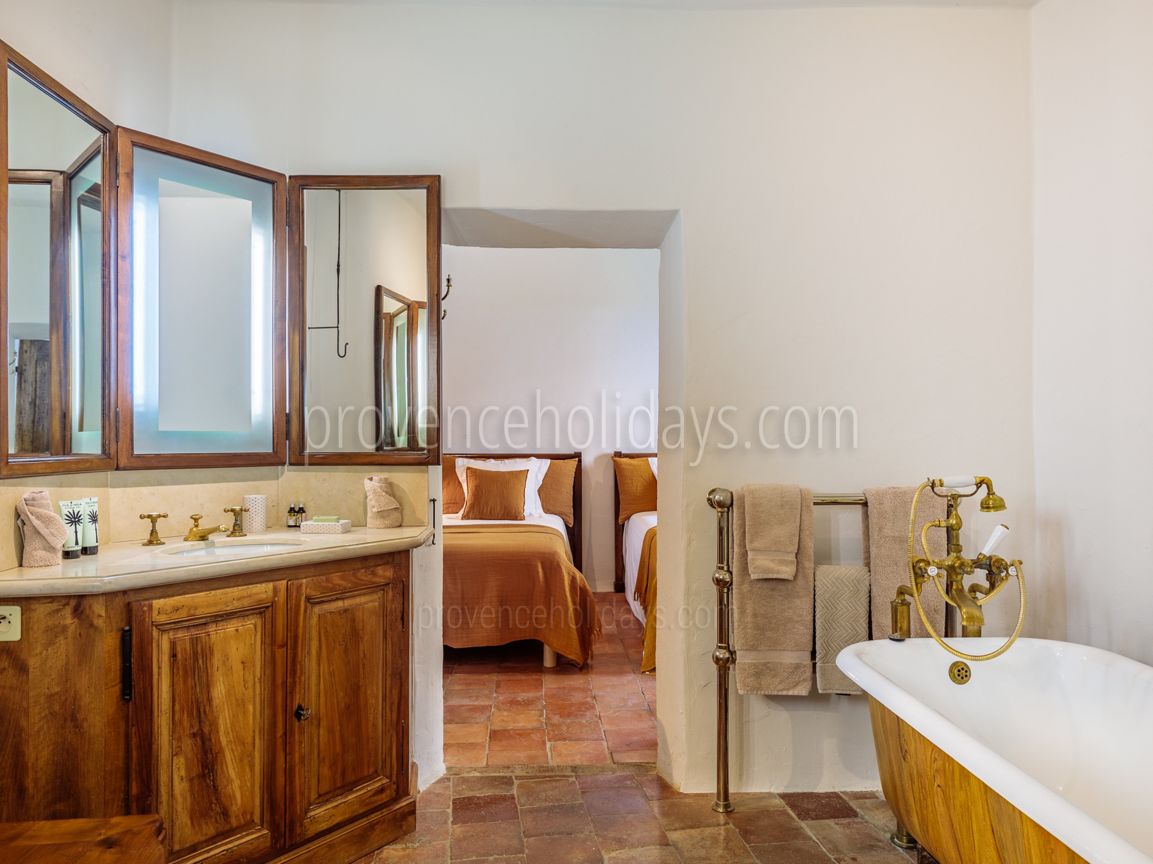 28 - Bastide de Luberon: Villa: Bathroom