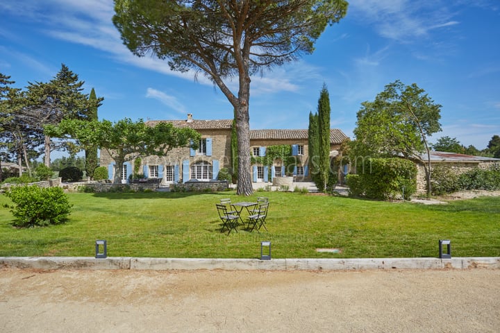 Large house to rent with swimming pool in the Luberon