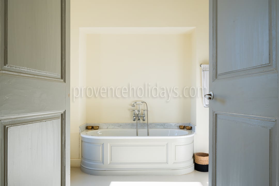 41 - Maison Maillane: Villa: Bathroom 1