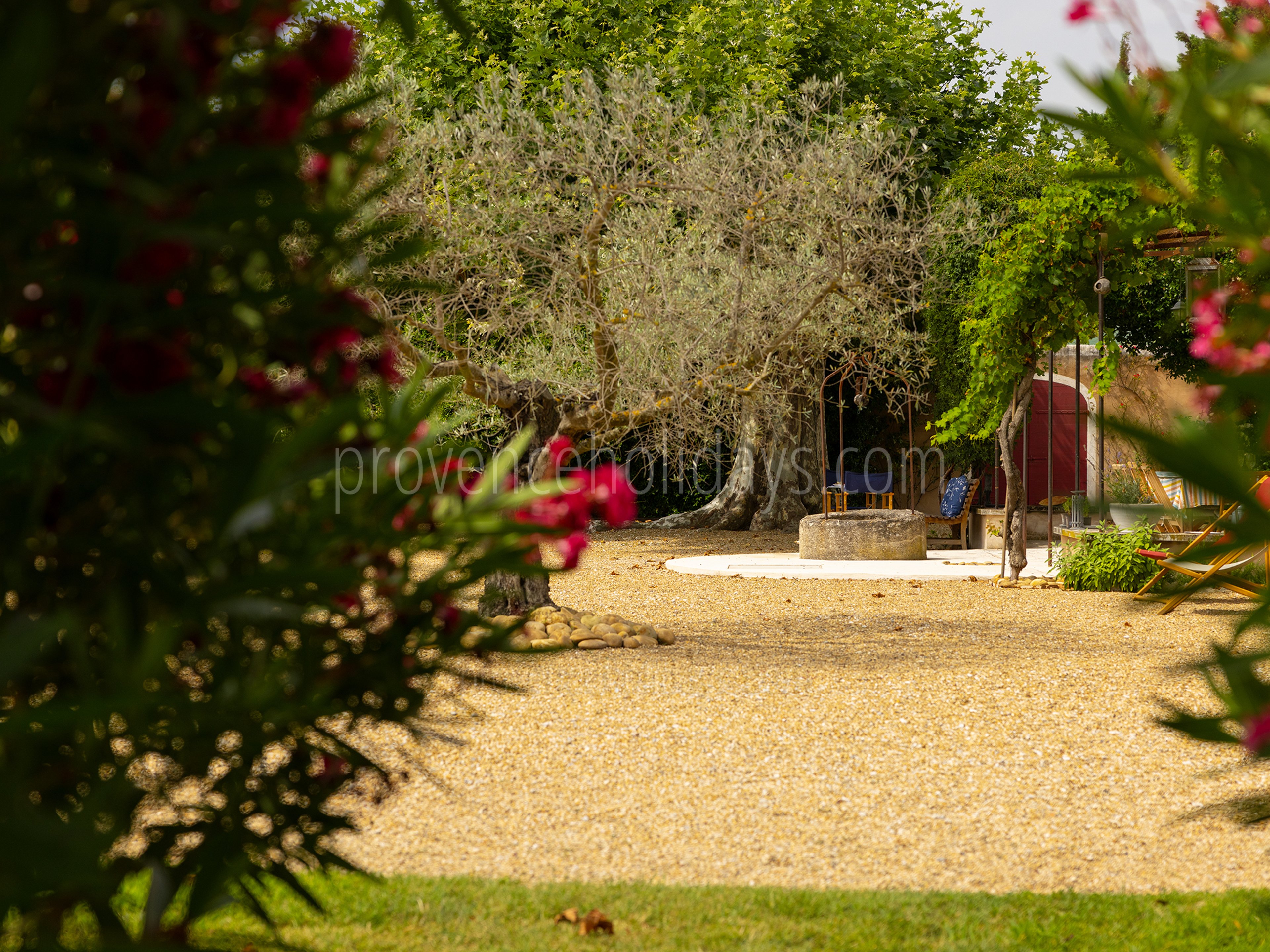 47 - Le Mas d\'Orgon: Villa: Exterior