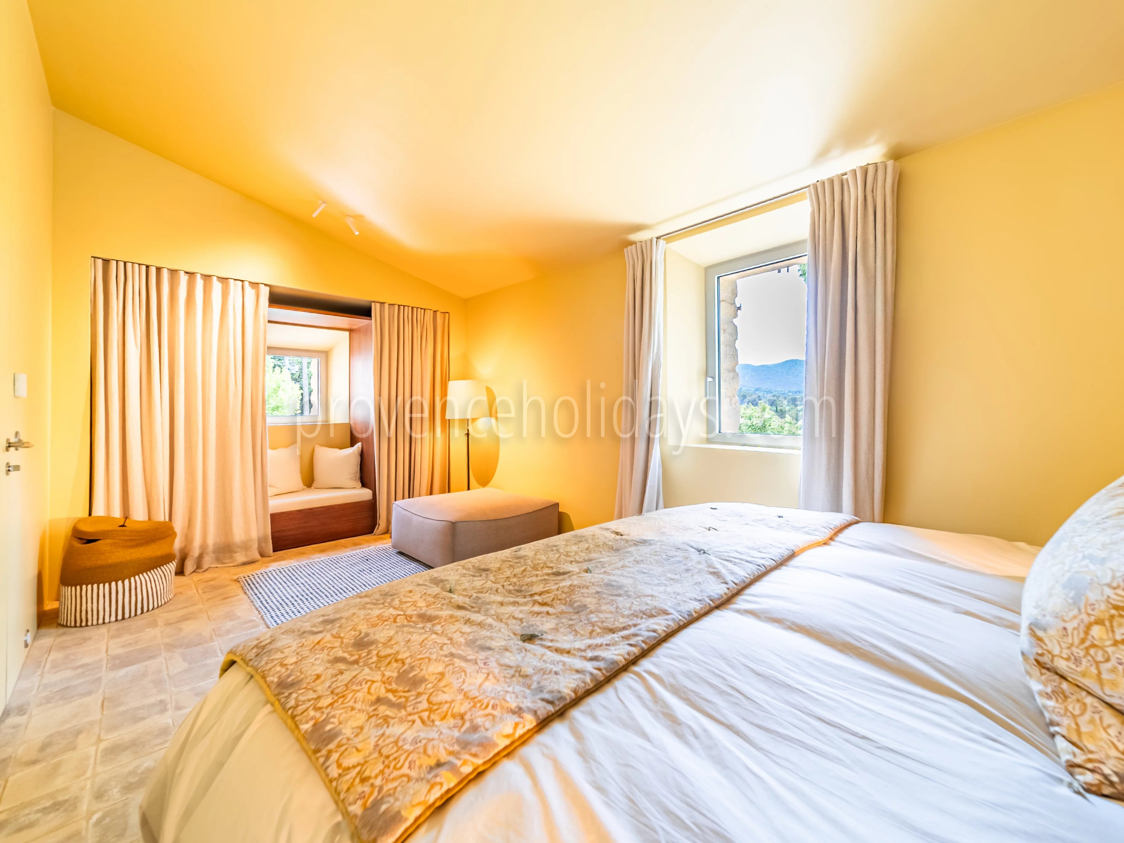 18 - Stone Property in Ménerbes: Villa: Bedroom