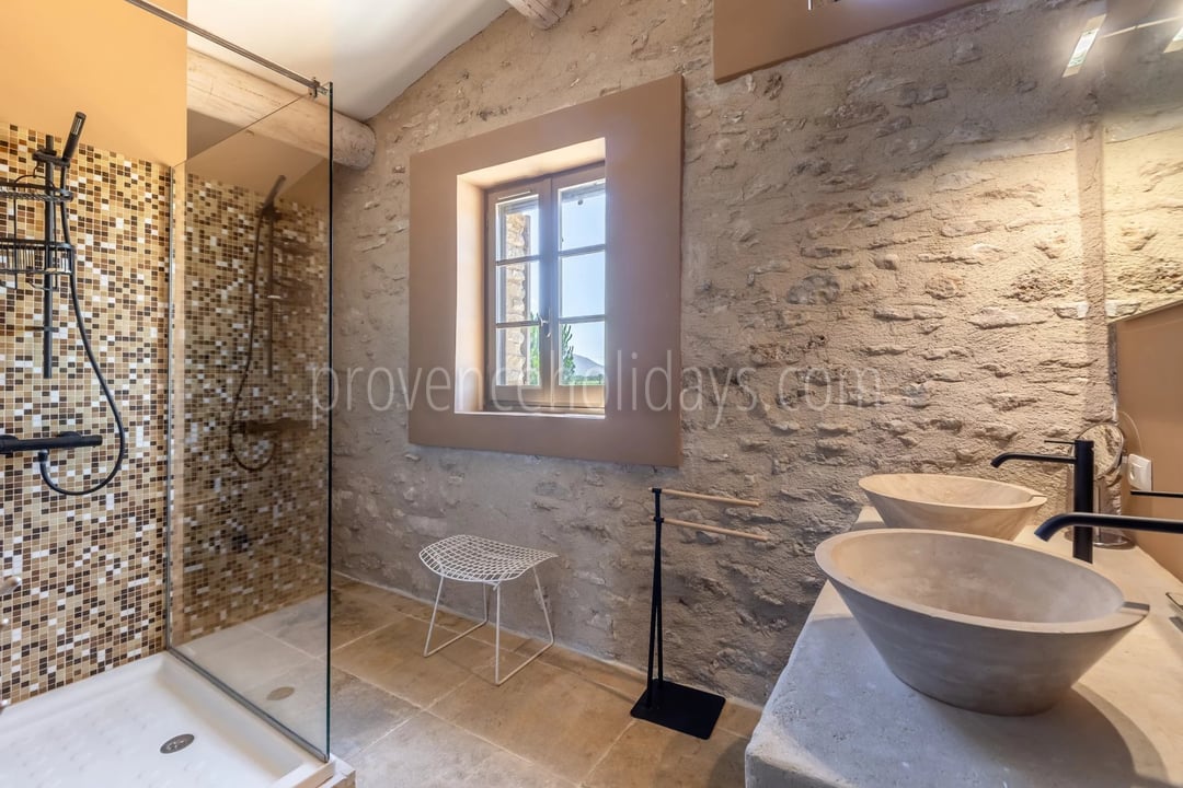 37 - Mas 1850 in Gordes: Villa: Bathroom