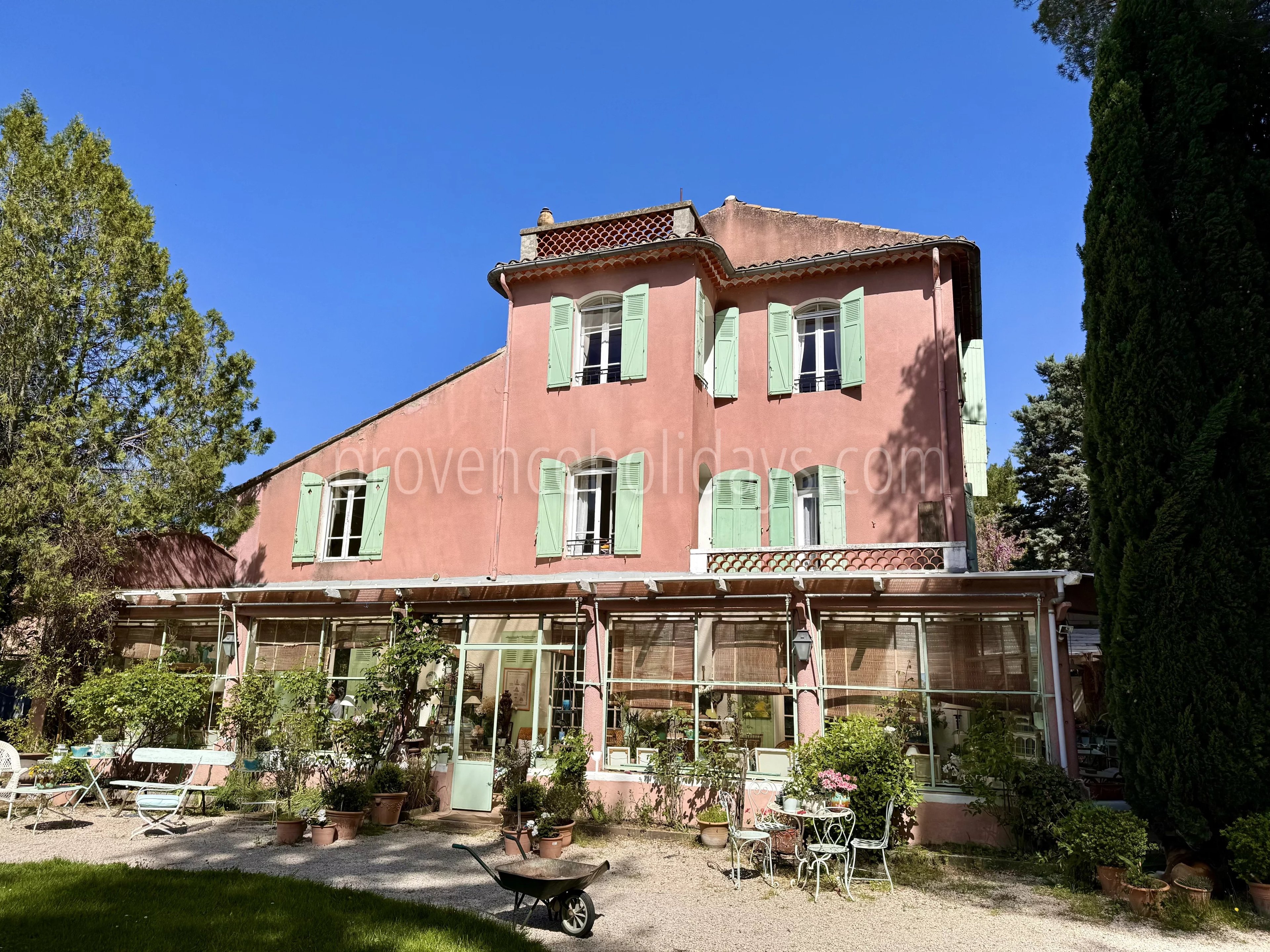 10 - Estate to renovate in Orgon: Villa: Exterior