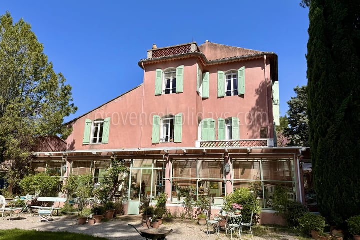 10 - Estate to renovate in Orgon: Villa: Exterior