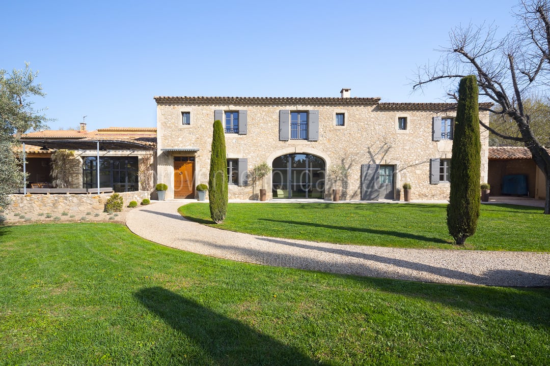 3 - Maison Eyguières: Villa: Exterior