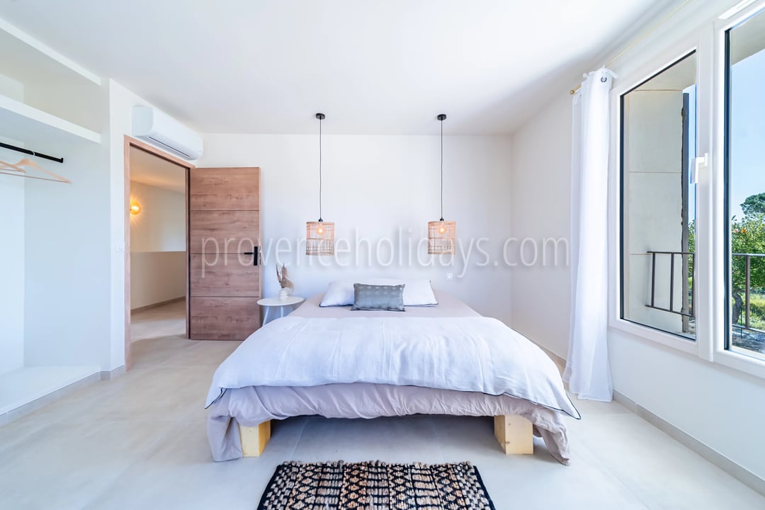 7 - Provençal villa in Gordes: Villa: Bedroom