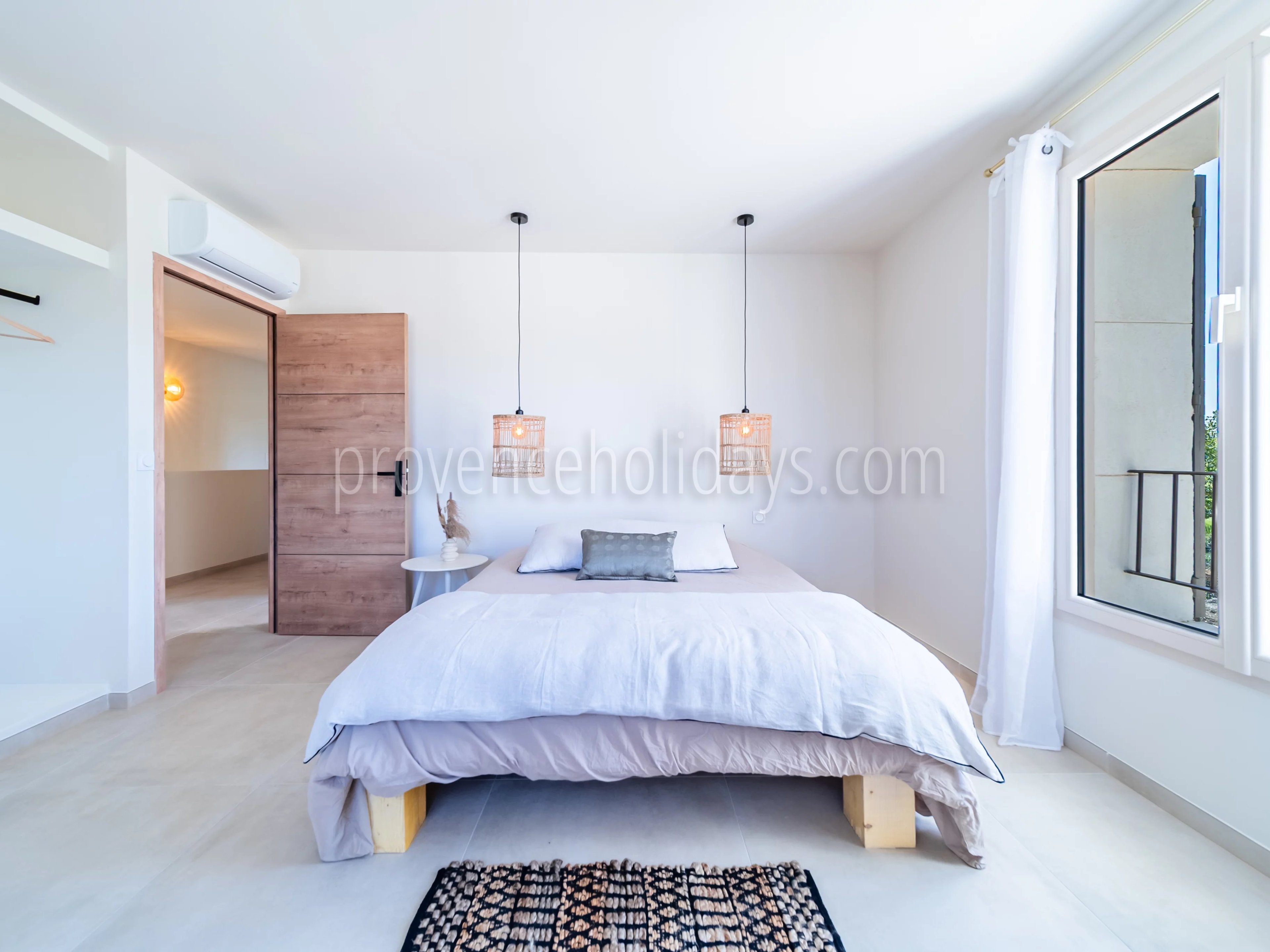 7 - Provençal villa in Gordes: Villa: Bedroom