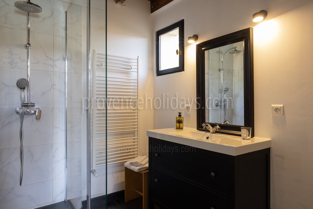 36 - Le Mas d\'Entraigues: Villa: Bathroom