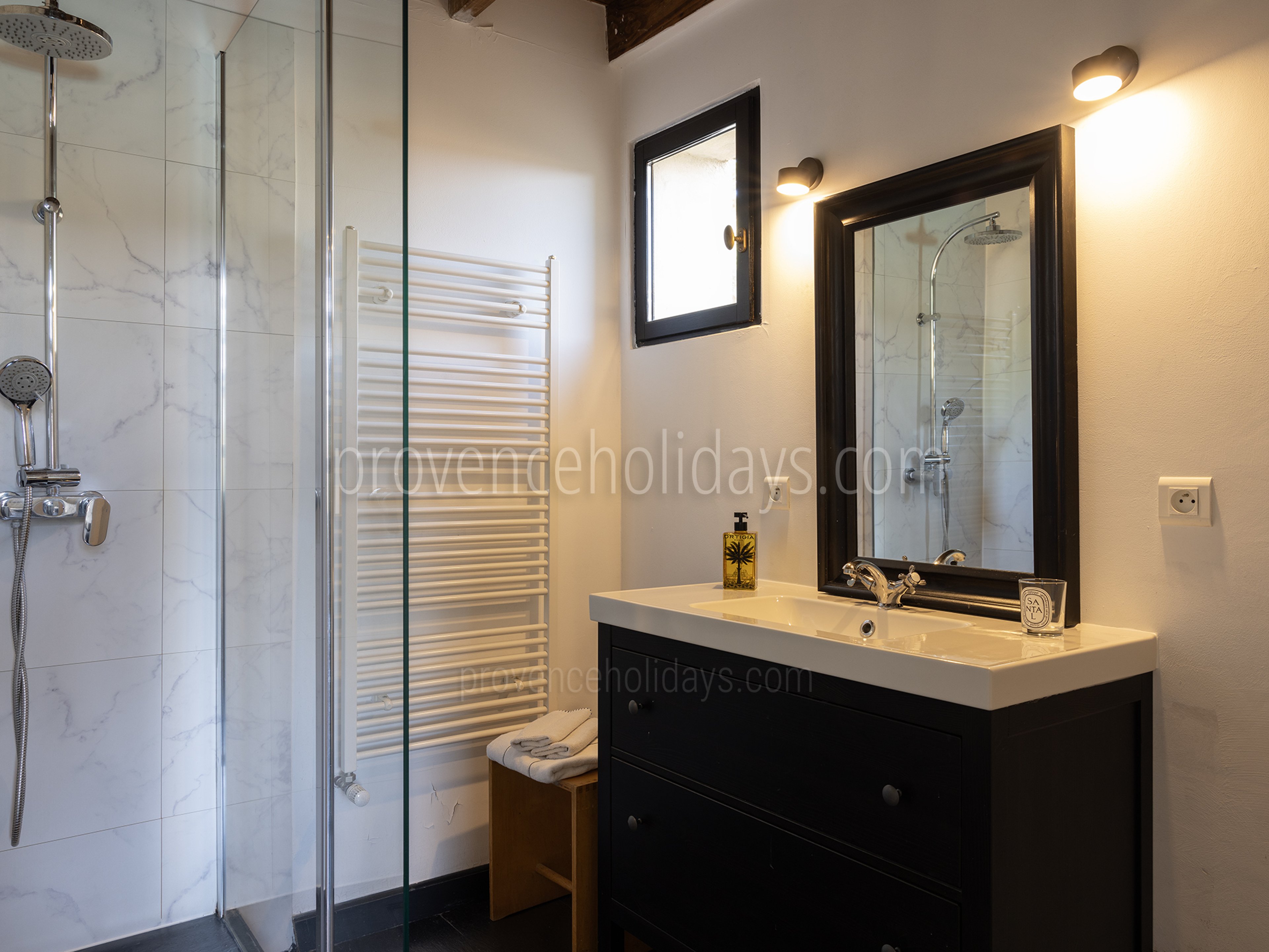 36 - Le Mas d\'Entraigues: Villa: Bathroom