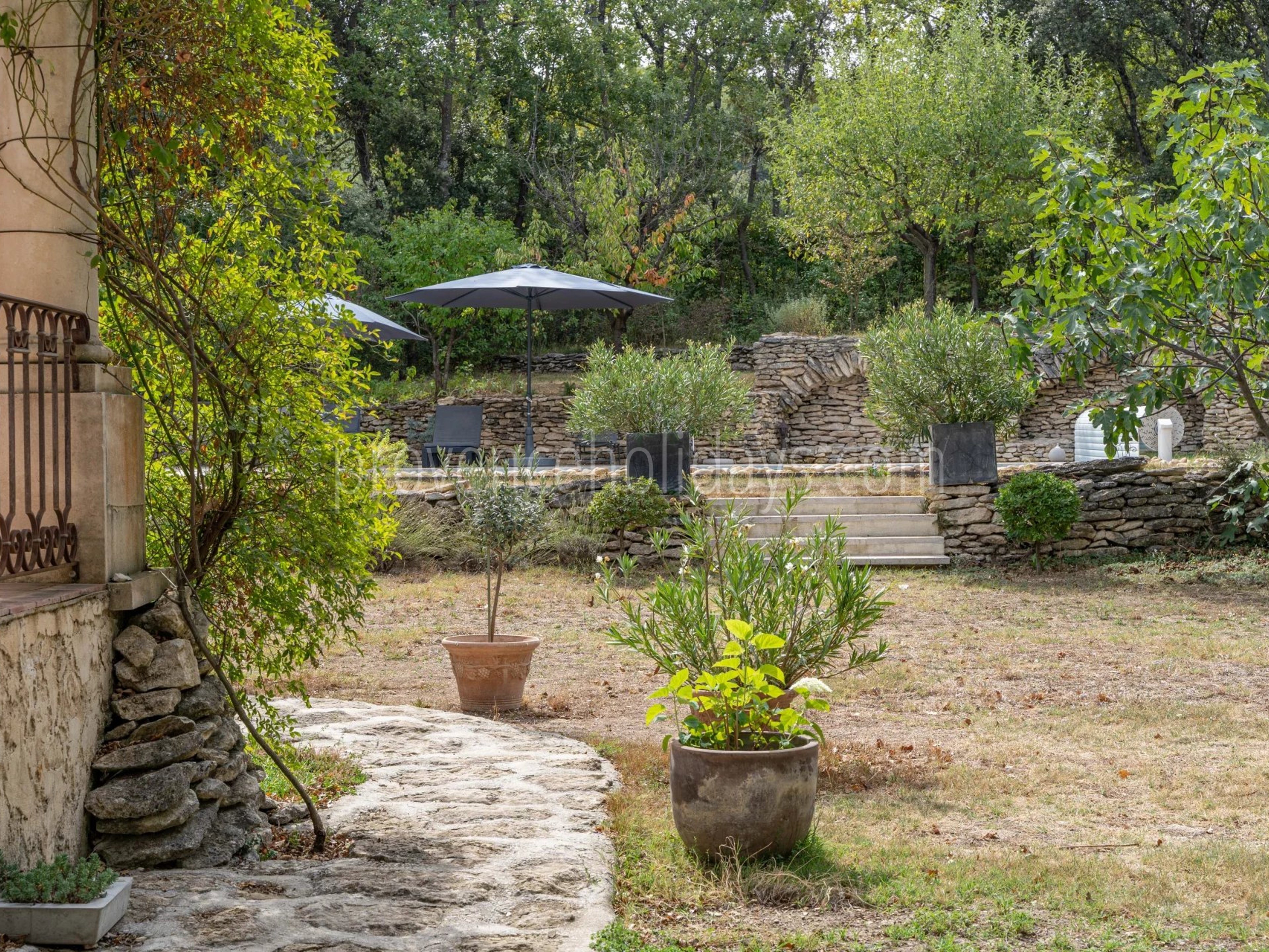 11 - Stone house in Ménerbes: Villa: Exterior