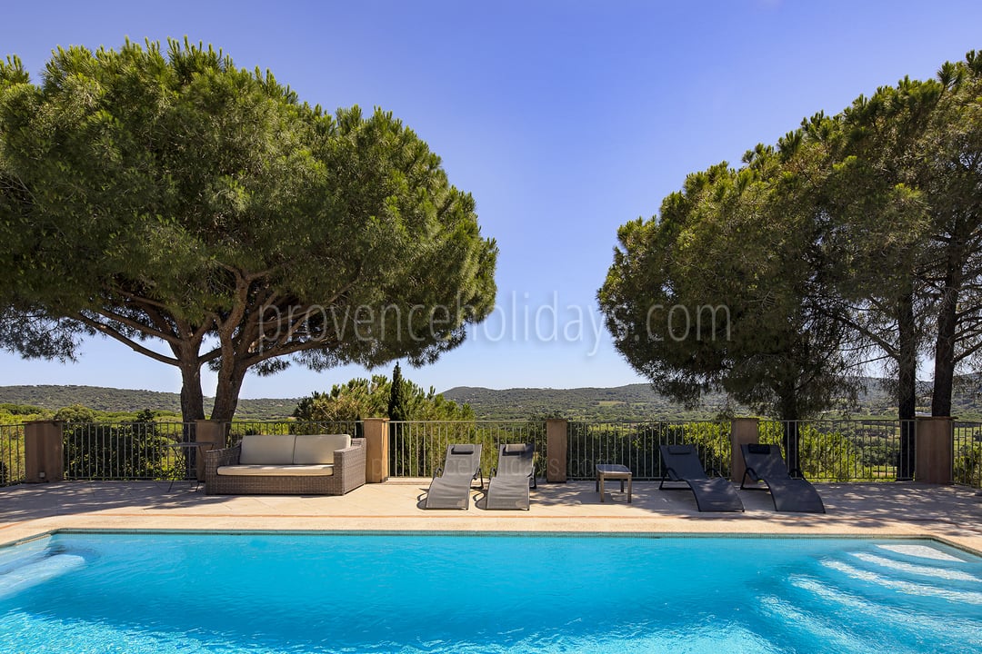 Provençaalse villa met panoramisch uitzicht op wijngaarden en zee, op een steenworp afstand van Saint-Tropez. 6 - Villa Oumeda: Villa: Pool