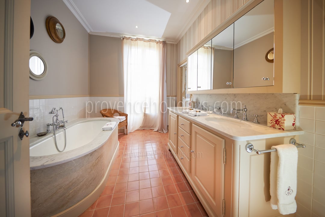 24 - Le Château: Villa: Bathroom 1