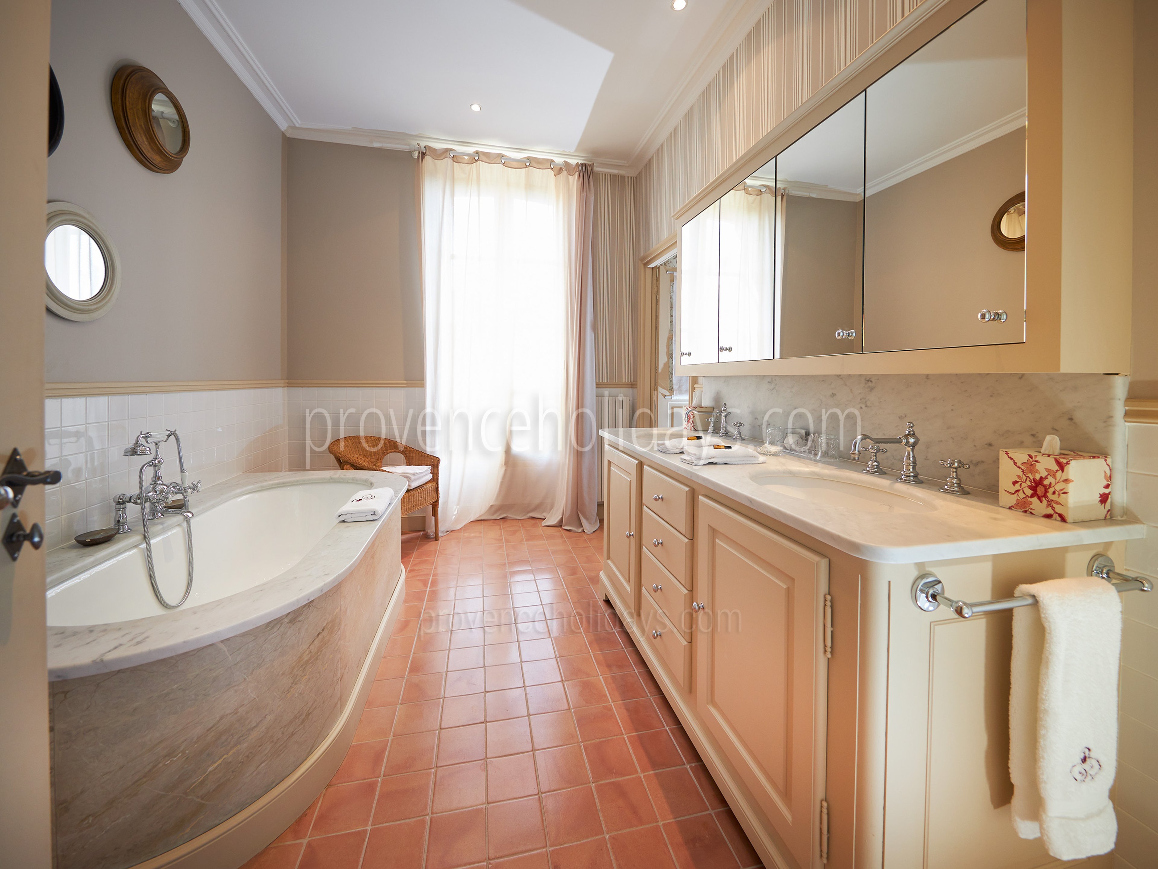 24 - Le Château: Villa: Bathroom 1