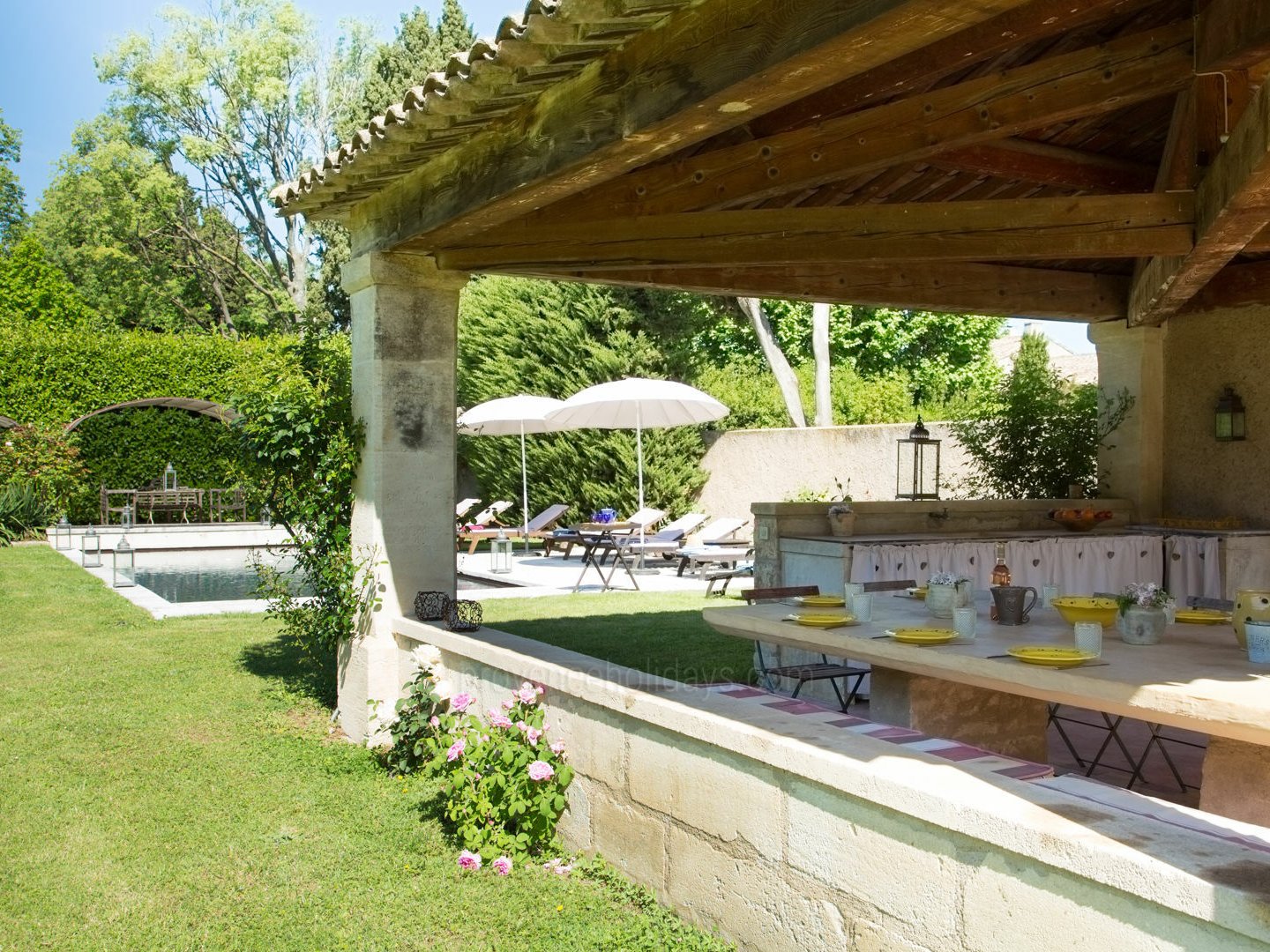 13 - Le Domaine des Cyprès: Villa: Exterior - Le Domaine des Cyprès: Outdoor kitchen