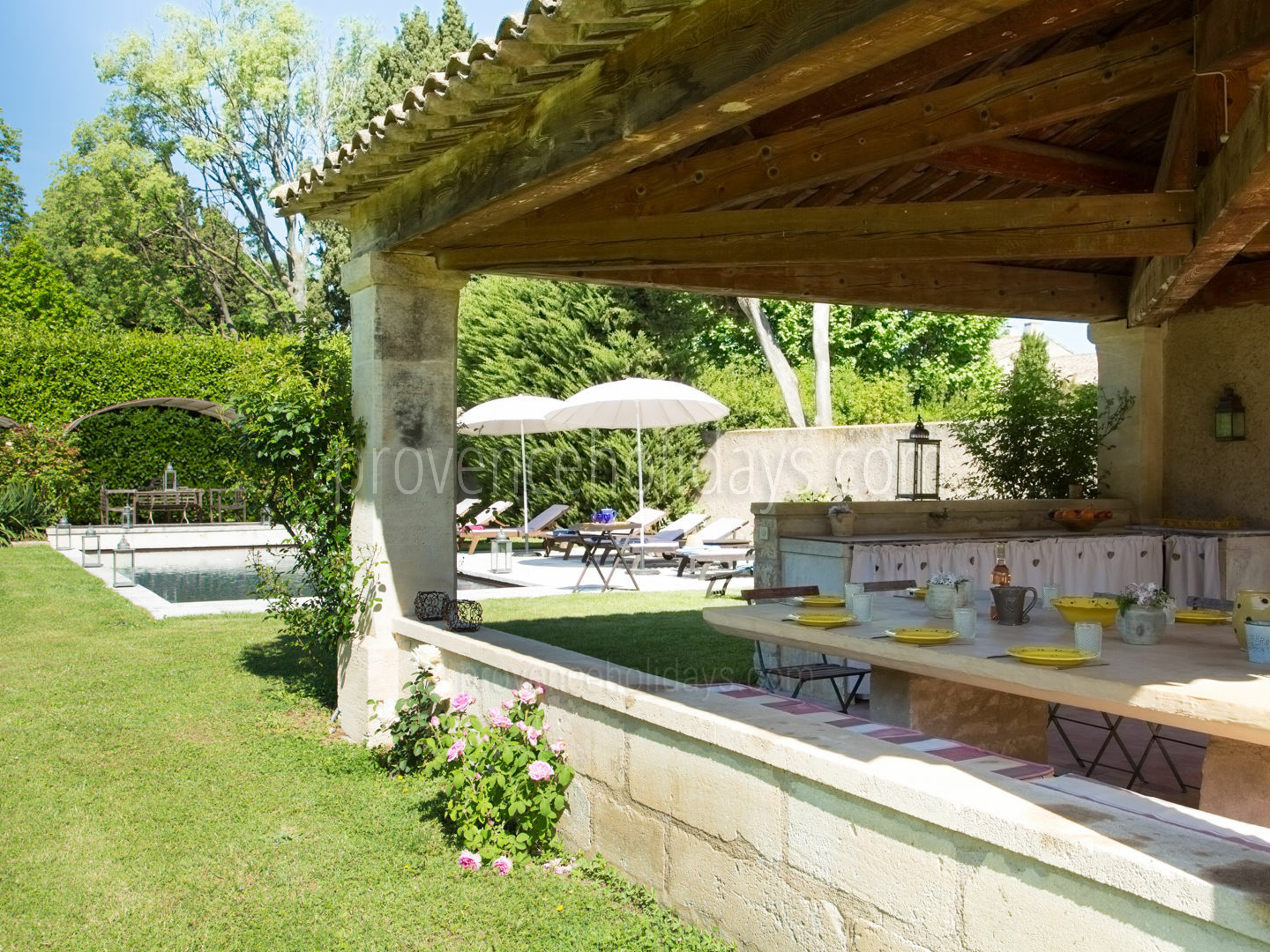 14 - Le Domaine des Cyprès: Villa: Exterior - Le Domaine des Cyprès: Buitenkeuken