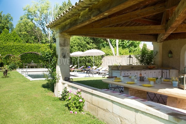 14 - Le Domaine des Cyprès: Villa: Exterior - Le Domaine des Cyprès: Buitenkeuken