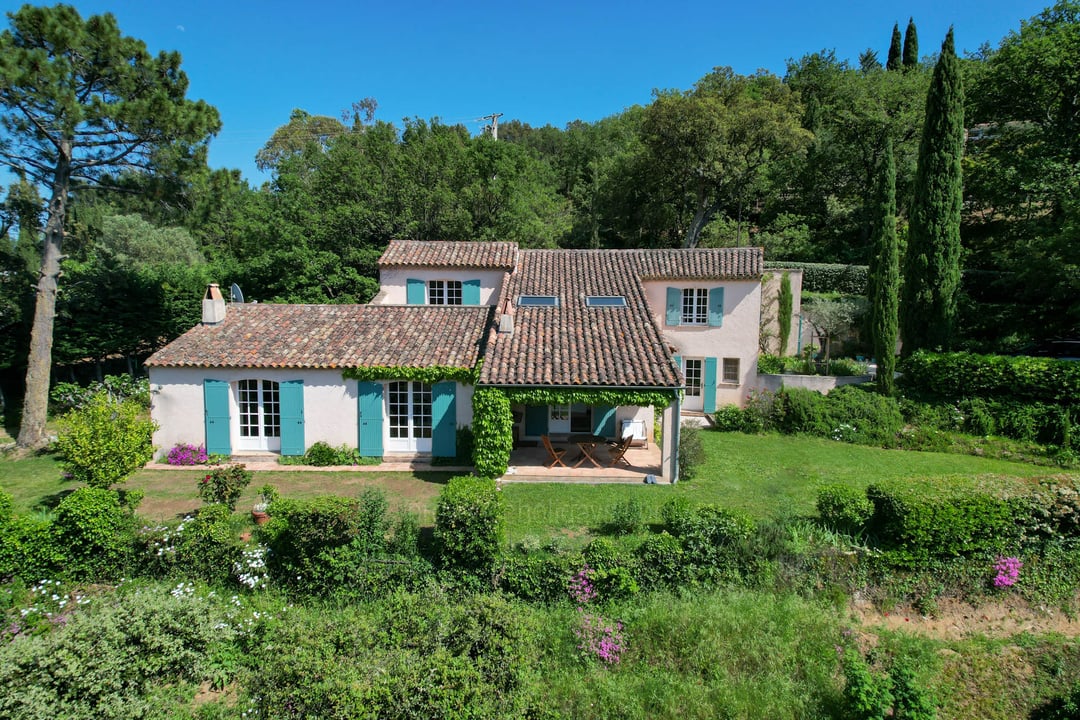 Villa with independent studio, view of Grimaud castle - Exterior