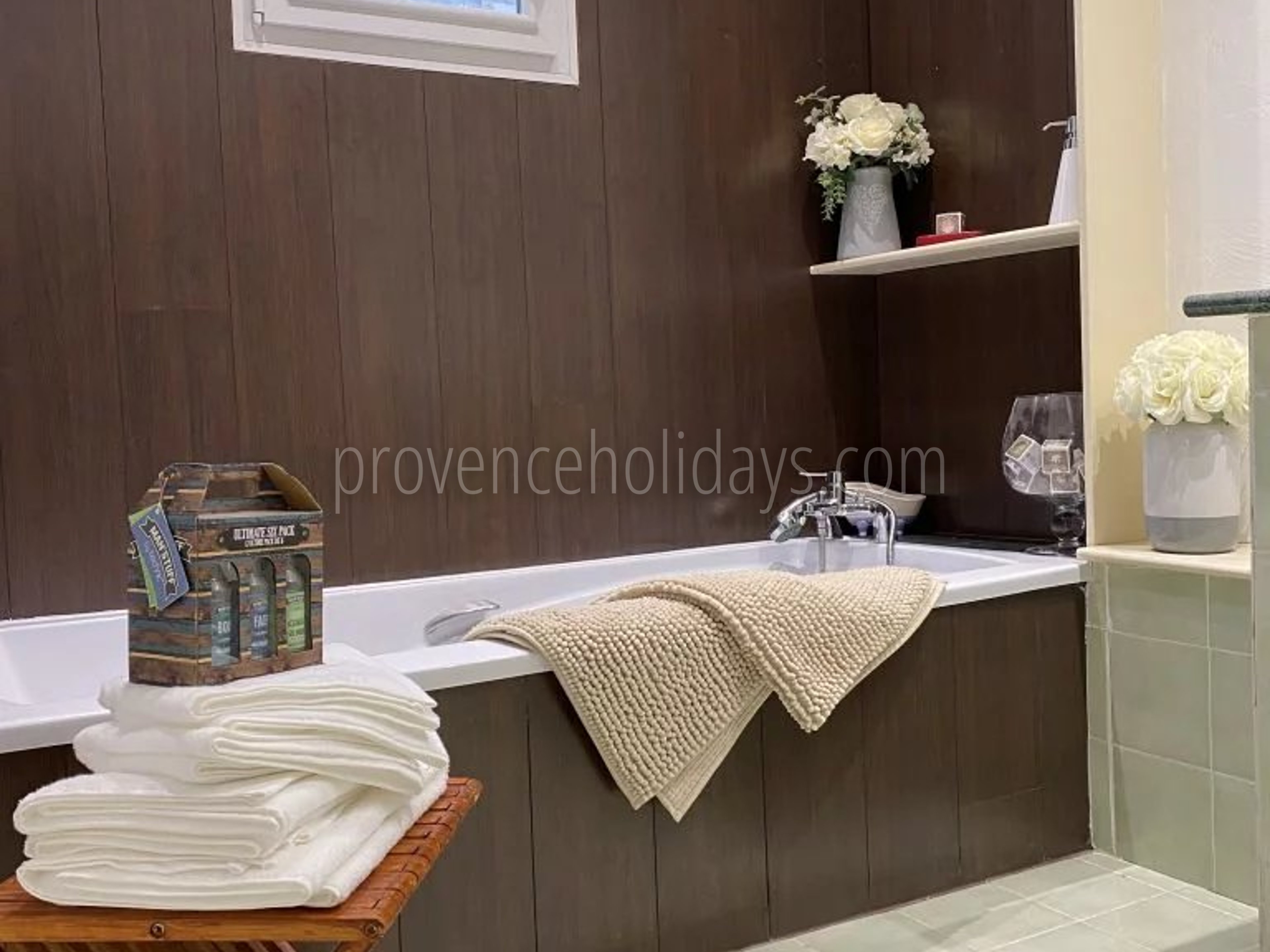 20 - Bastide with lavender in Gordes: Villa: Bathroom