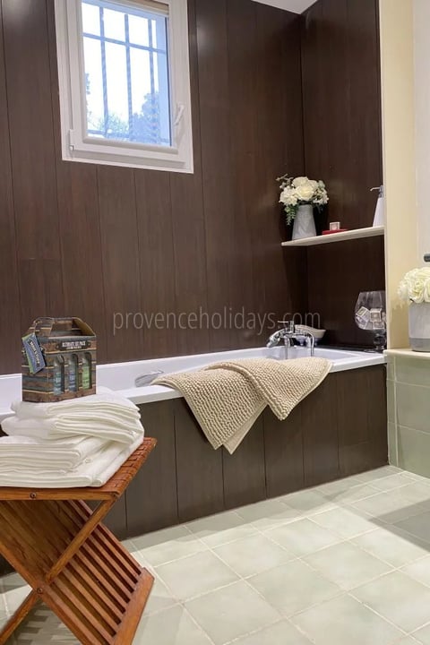 20 - Bastide with lavender in Gordes: Villa: Bathroom
