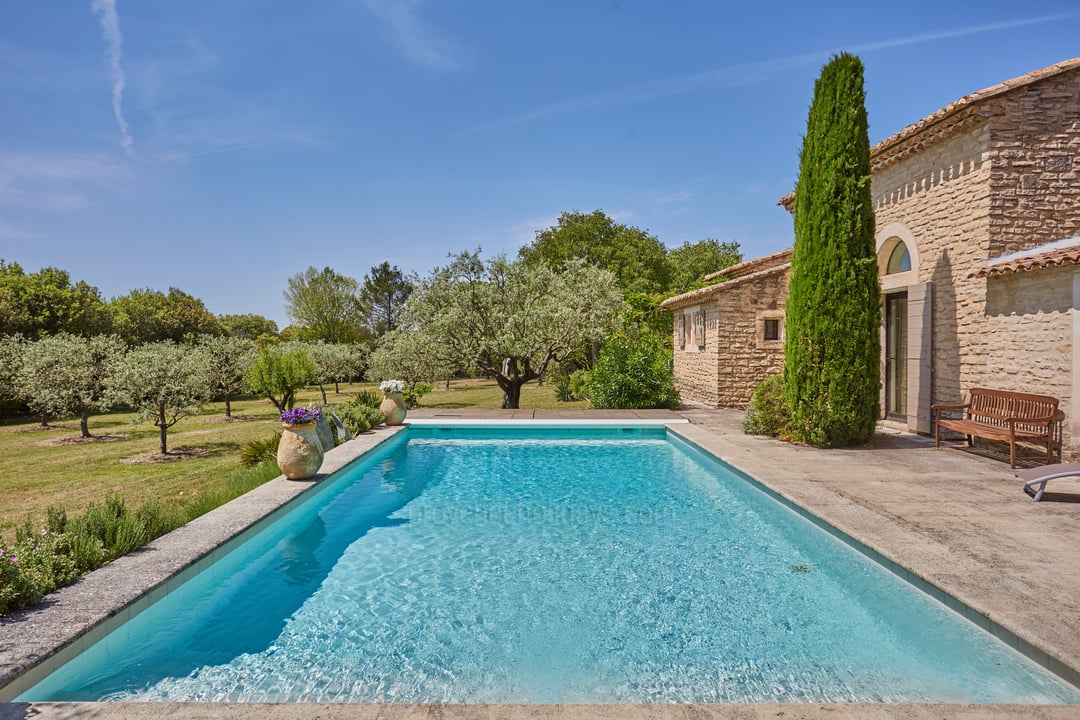 Luxury farmhouse with pool in Cabrières-d'Avignon