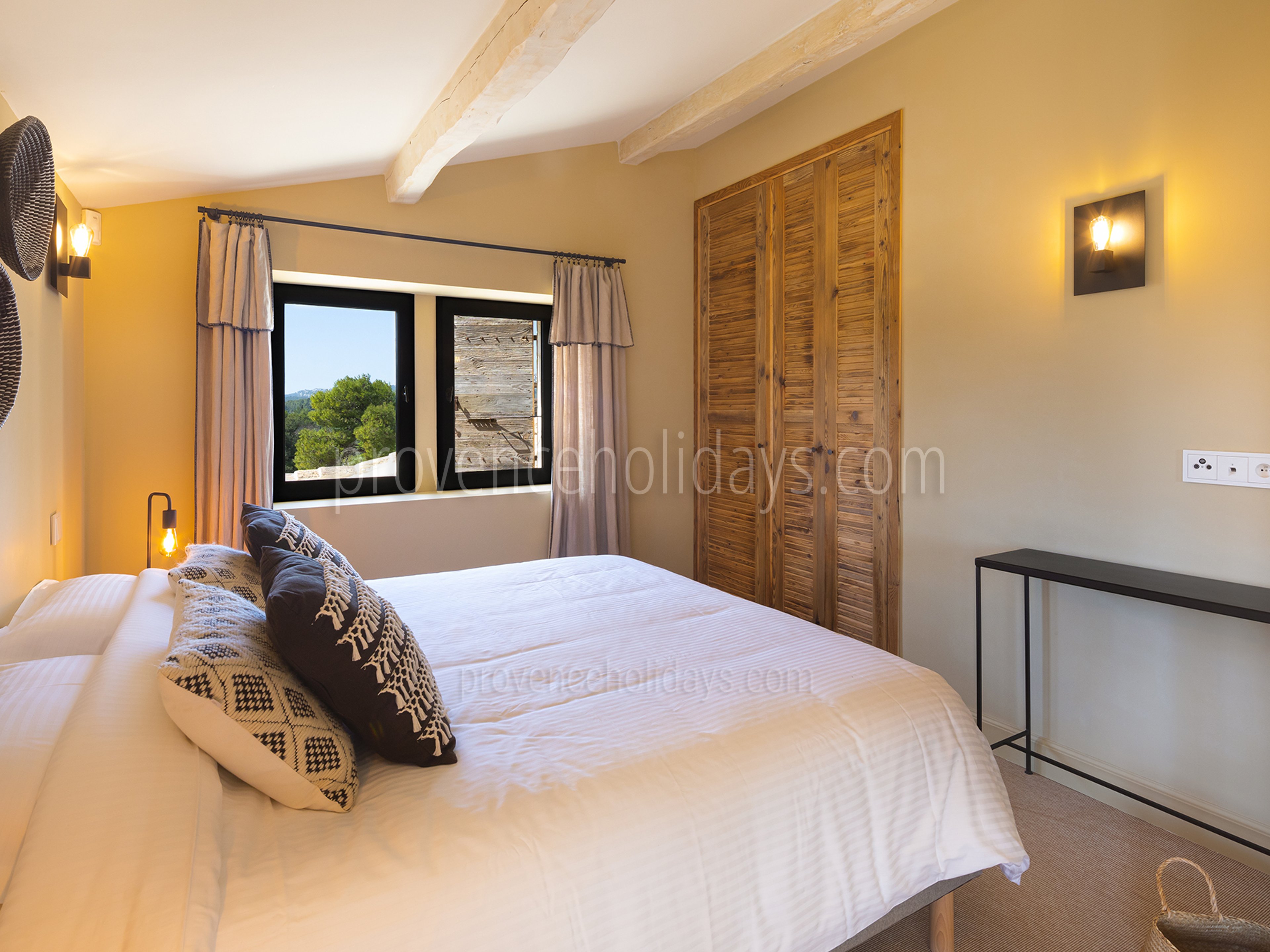 25 - Mas de Provence: Villa: Bedroom