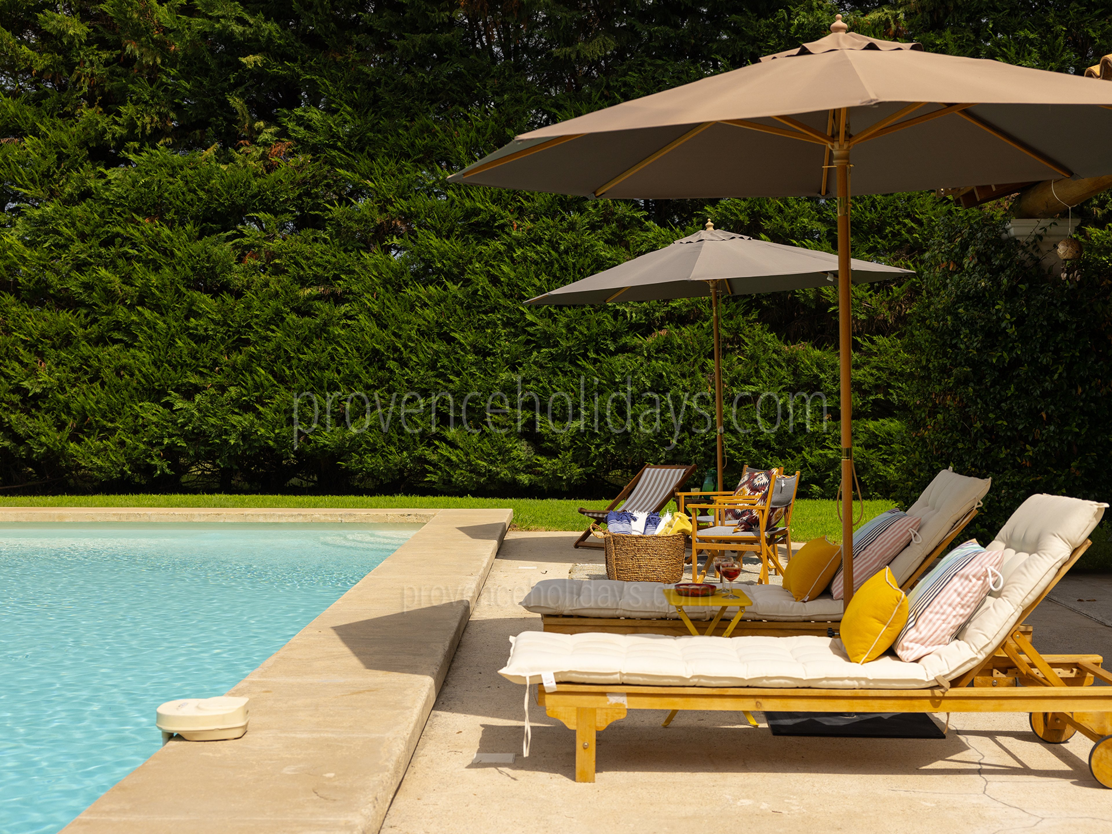 40 - Le Mas d\'Orgon: Villa: Exterior